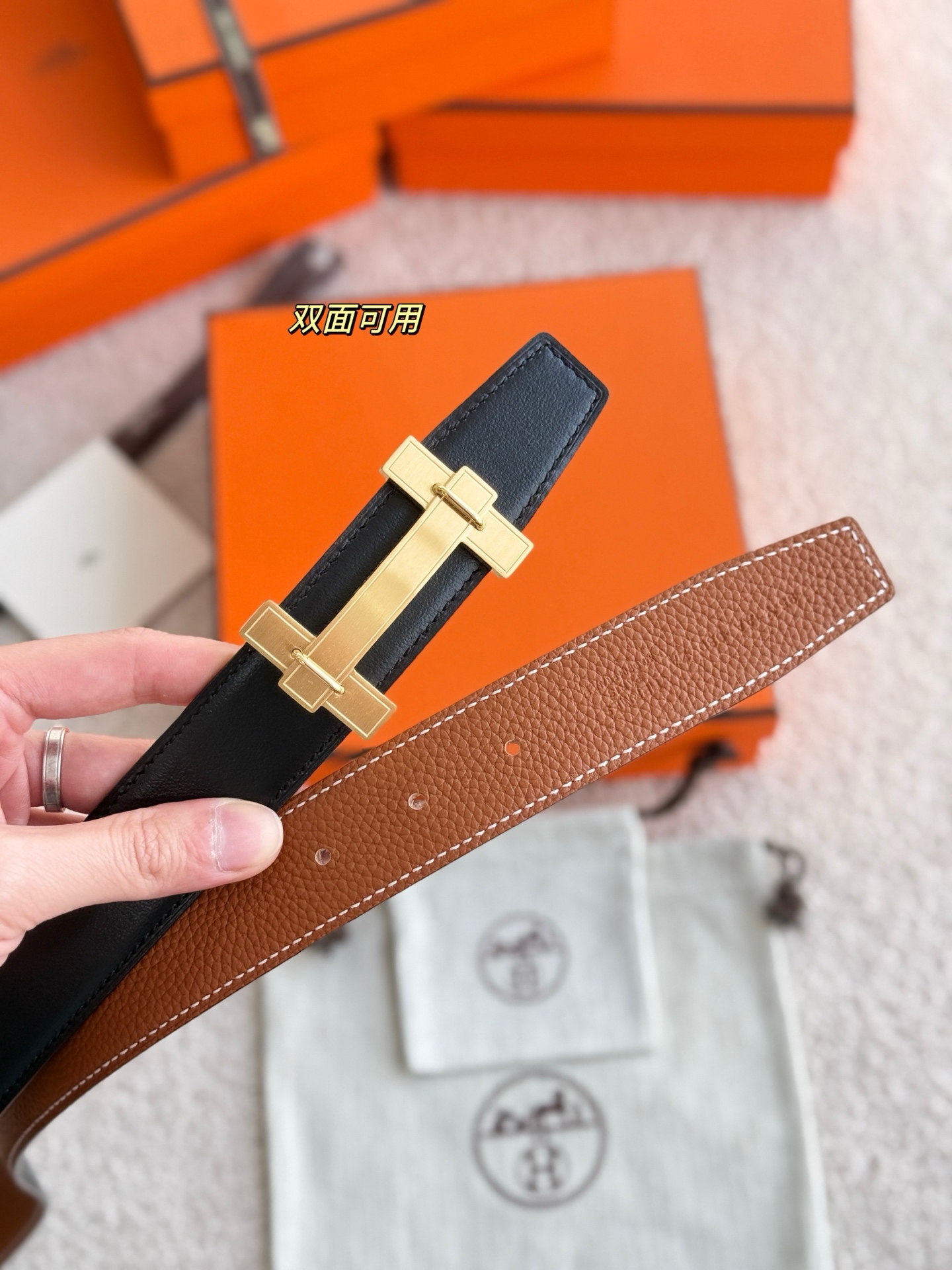 ❤️款 H JUMPING 精品五金 搭配进口togo皮 宽度32MM 以其精湛工艺高品质材料和经典设计备受推崇 是男士腰带顶级选择 简约大气 适合商务和休闲场合 产品手感细腻 不仅是实用配饰 更是身份与品味的象征 ❤️ P170