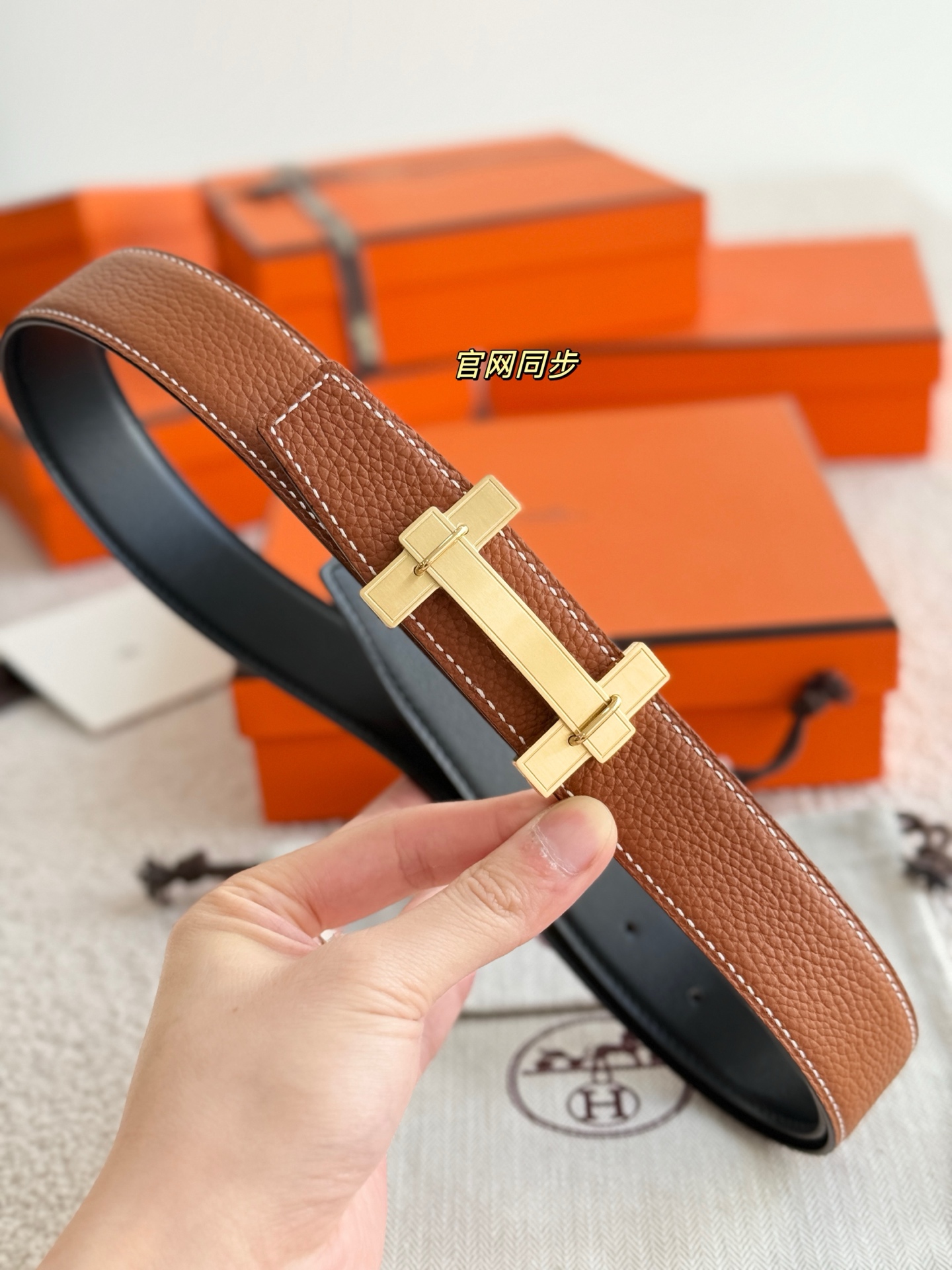 ❤️款 H JUMPING 精品五金 搭配进口togo皮 宽度32MM 以其精湛工艺高品质材料和经典设计备受推崇 是男士腰带顶级选择 简约大气 适合商务和休闲场合 产品手感细腻 不仅是实用配饰 更是身份与品味的象征 ❤️ P170