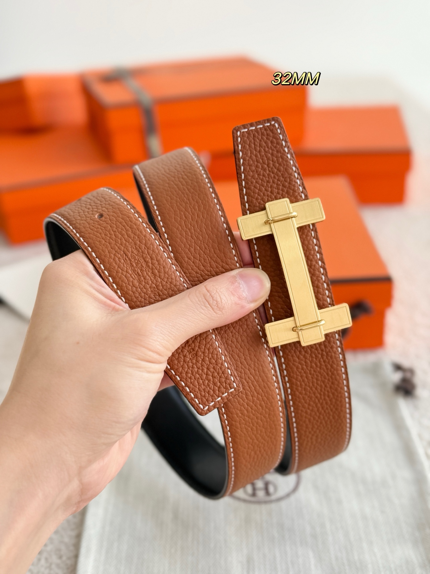 ❤️款 H JUMPING 精品五金 搭配进口togo皮 宽度32MM 以其精湛工艺高品质材料和经典设计备受推崇 是男士腰带顶级选择 简约大气 适合商务和休闲场合 产品手感细腻 不仅是实用配饰 更是身份与品味的象征 ❤️ P170