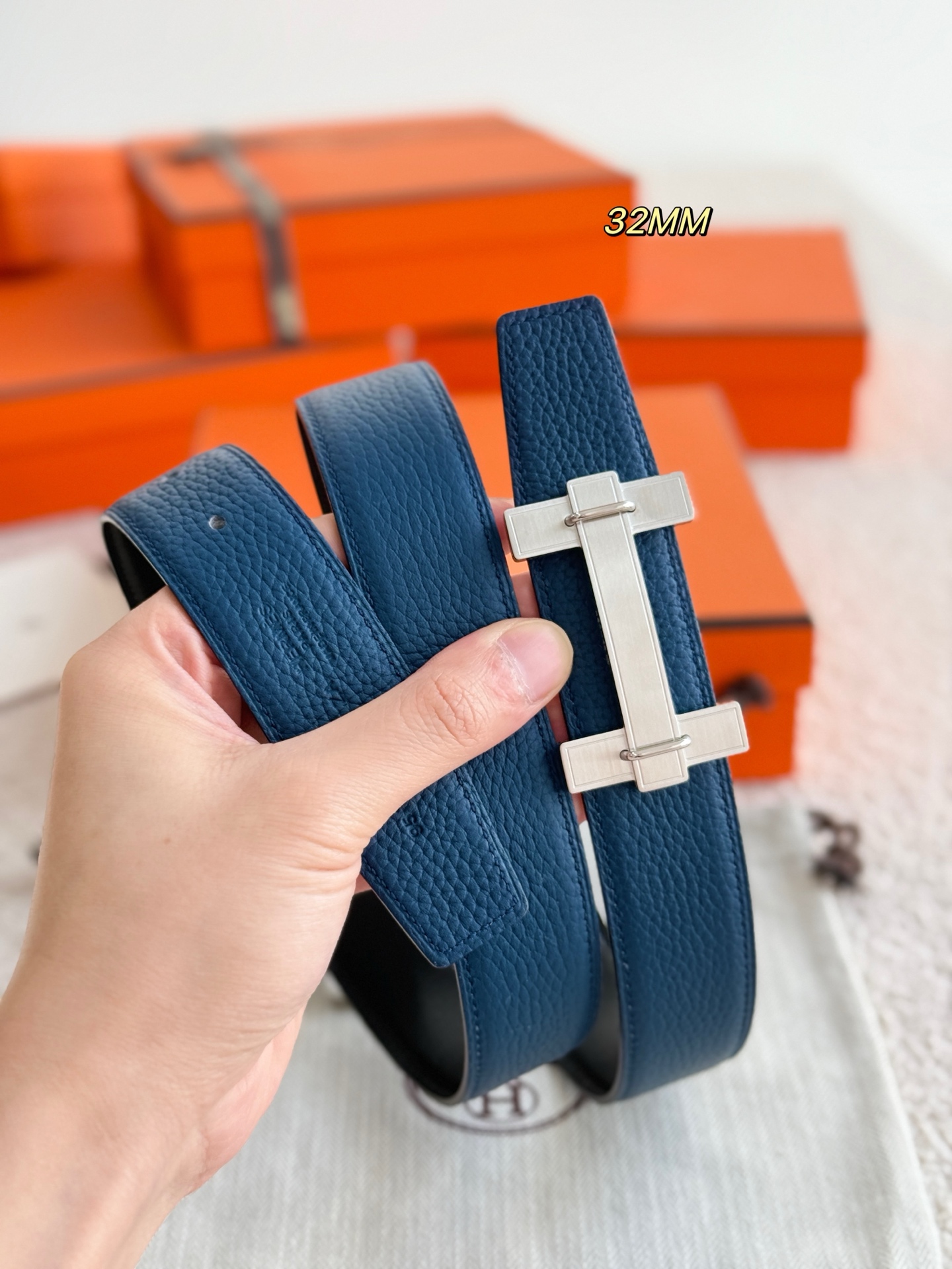 ❤️款 H JUMPING 精品五金 搭配进口togo皮 宽度32MM 以其精湛工艺高品质材料和经典设计备受推崇 是男士腰带顶级选择 简约大气 适合商务和休闲场合 产品手感细腻 不仅是实用配饰 更是身份与品味的象征 ❤️ P170