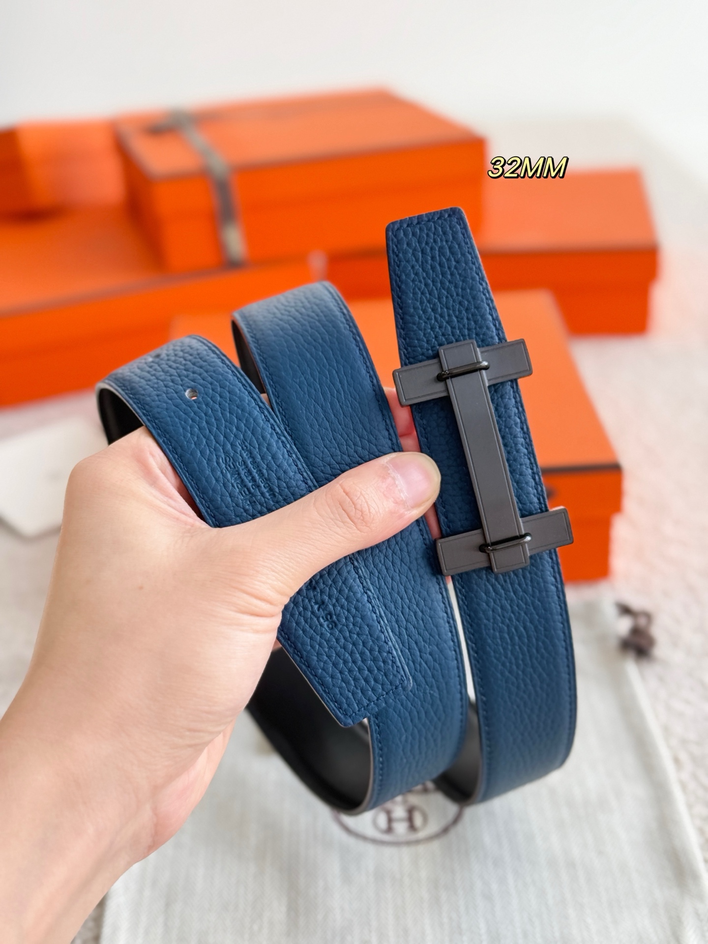 ❤️款 H JUMPING 精品五金 搭配进口togo皮 宽度32MM 以其精湛工艺高品质材料和经典设计备受推崇 是男士腰带顶级选择 简约大气 适合商务和休闲场合 产品手感细腻 不仅是实用配饰 更是身份与品味的象征 ❤️ P170