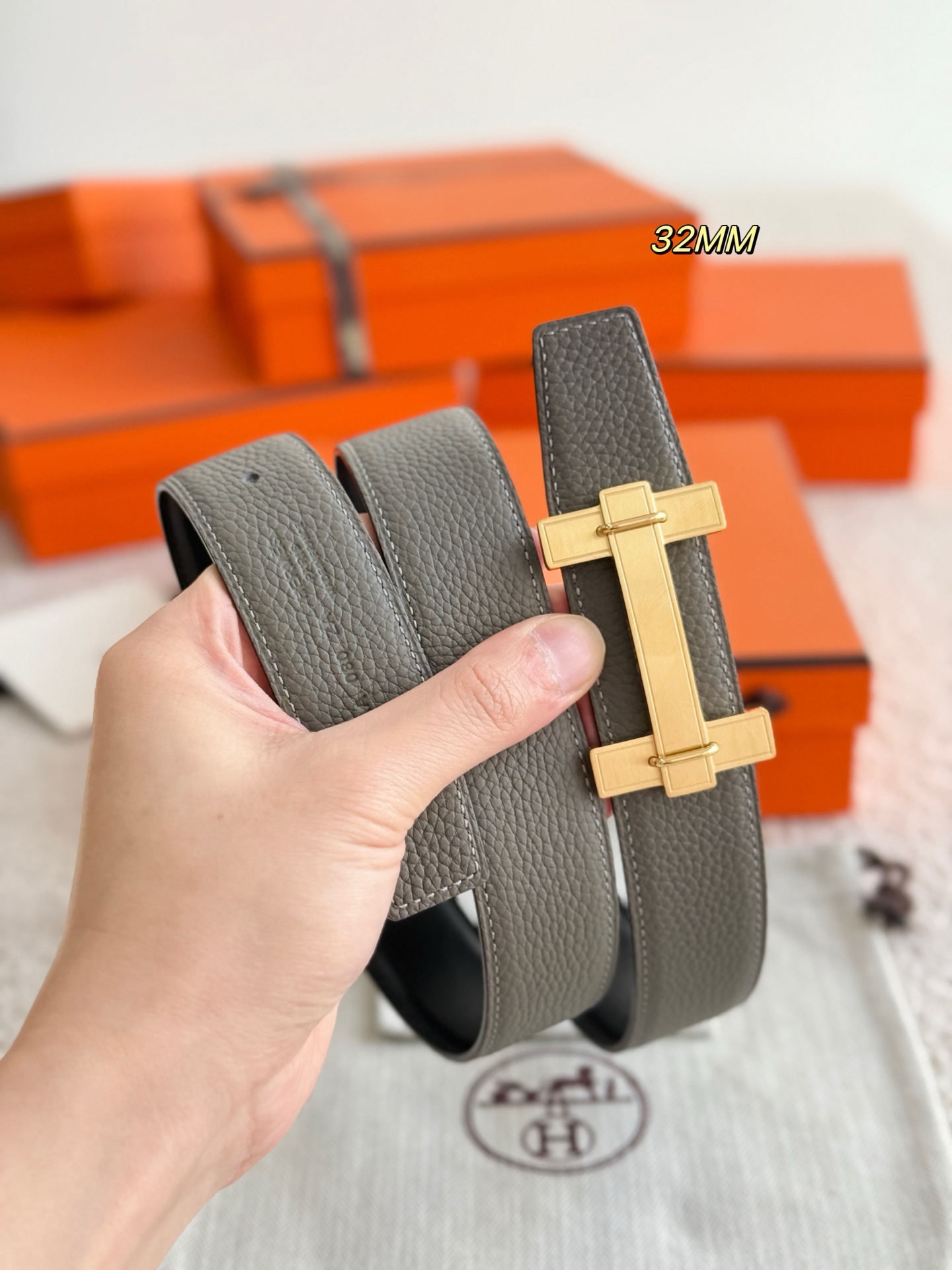 ❤️款 H JUMPING 精品五金 搭配进口togo皮 宽度32MM 以其精湛工艺高品质材料和经典设计备受推崇 是男士腰带顶级选择 简约大气 适合商务和休闲场合 产品手感细腻 不仅是实用配饰 更是身份与品味的象征 ❤️ P170