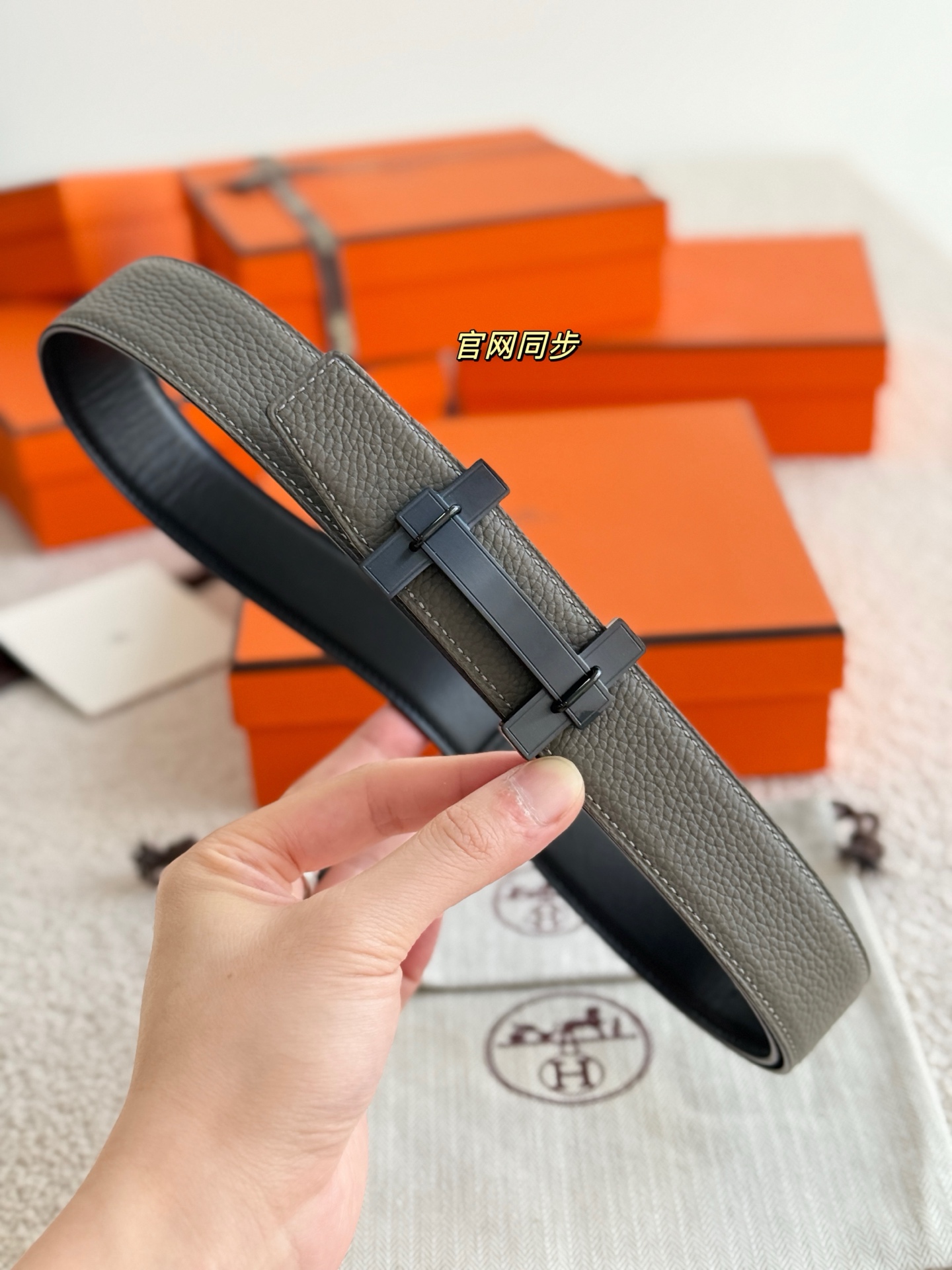 ❤️款 H JUMPING 精品五金 搭配进口togo皮 宽度32MM 以其精湛工艺高品质材料和经典设计备受推崇 是男士腰带顶级选择 简约大气 适合商务和休闲场合 产品手感细腻 不仅是实用配饰 更是身份与品味的象征 ❤️ P170