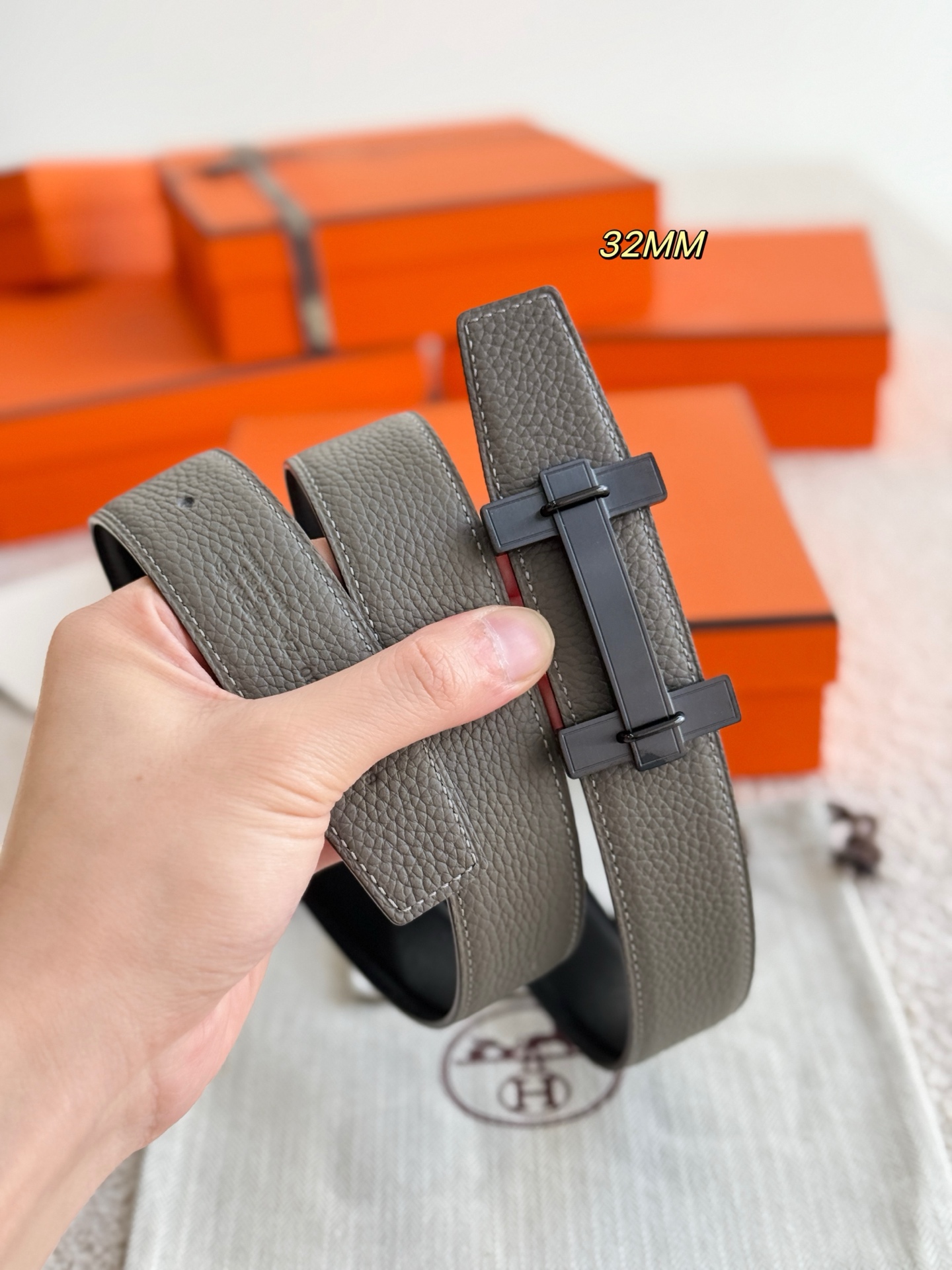 ❤️款 H JUMPING 精品五金 搭配进口togo皮 宽度32MM 以其精湛工艺高品质材料和经典设计备受推崇 是男士腰带顶级选择 简约大气 适合商务和休闲场合 产品手感细腻 不仅是实用配饰 更是身份与品味的象征 ❤️ P170