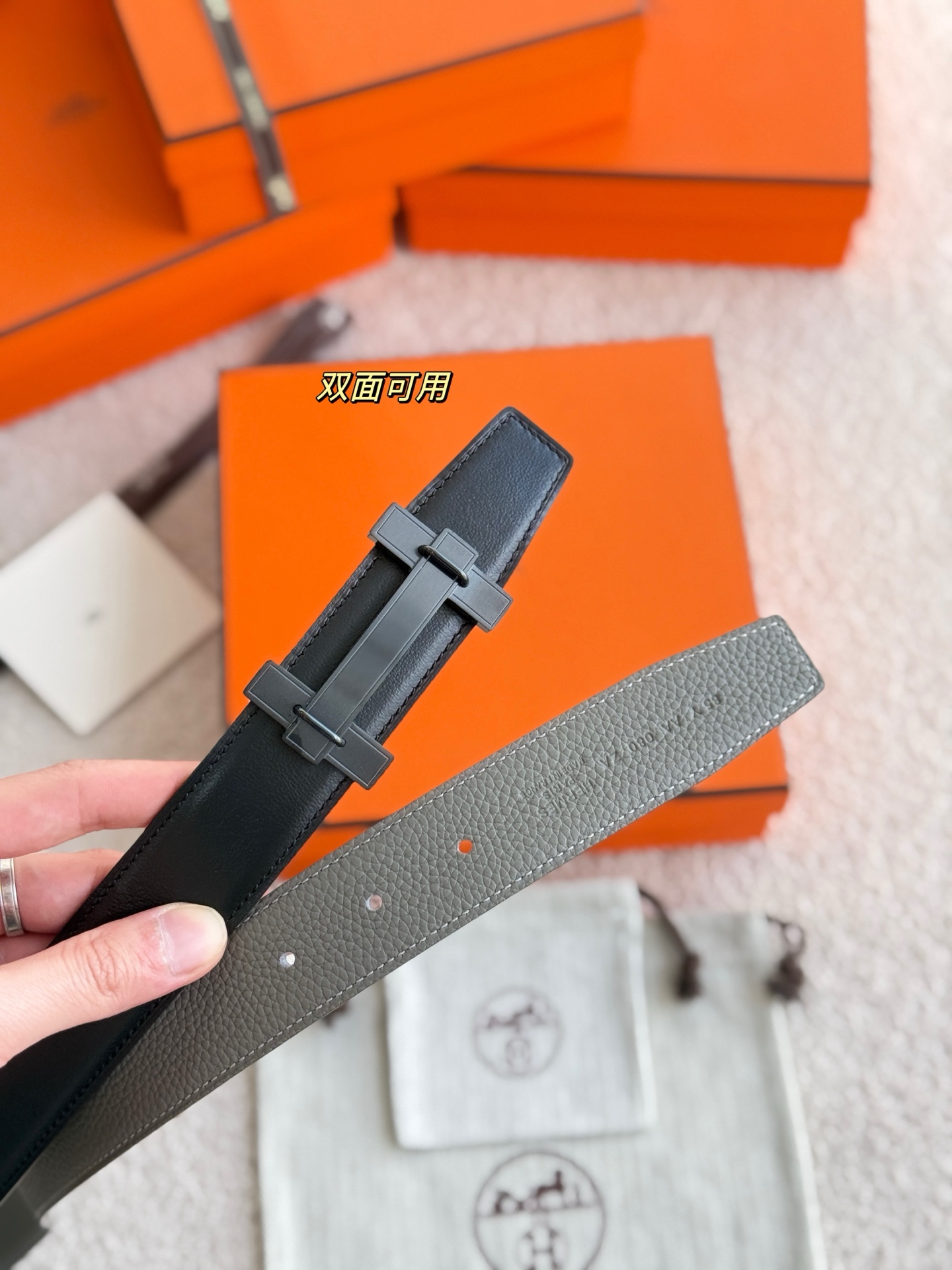 ❤️款 H JUMPING 精品五金 搭配进口togo皮 宽度32MM 以其精湛工艺高品质材料和经典设计备受推崇 是男士腰带顶级选择 简约大气 适合商务和休闲场合 产品手感细腻 不仅是实用配饰 更是身份与品味的象征 ❤️ P170