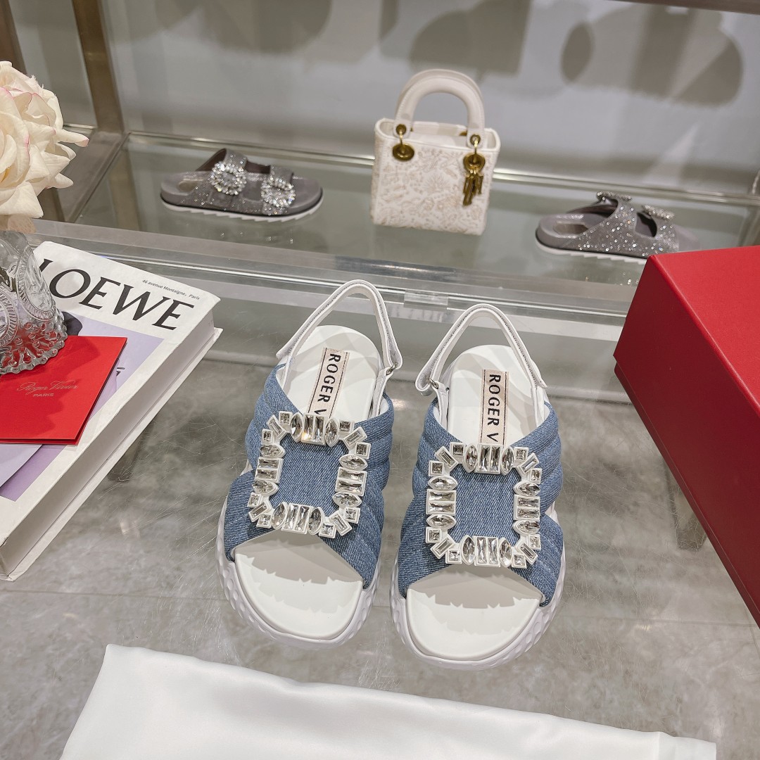 NO:247939,Viv'Run diamond buckle fabric sandals, new color scheme for SS. When fashion encounters sports style, the brand's favorite Viv'Run sports series was born. Sandal style, handmade fabric, embellished with brand shimmer diamond buckle. Features invisible Choc heel. Fabric upper. Leather magic buckle strap. Glitter diamond buckle. Leather front insole. Rubber outsole up to 7.5cm. Grid. Size 35-39. Recommended to match sportswear, casual wear, daily. Summer., Sandals, sandals19860909Viv'Run钻扣织物凉鞋,SS新配色.当时尚邂逅运动风,就诞生了品牌倍受喜爱的Viv'Run运动系列.凉鞋款式,织物手工制成,点缀品牌闪钻饰扣.设有隐形Choc后跟. 织物鞋面. 皮革魔术扣扣带. 闪钻饰扣. 皮革额内底. 橡胶外底最高7.5cm. 格. 尺码35-39. 推荐搭配运动装,休闲装,日常. 适应季节夏季.,凉鞋,sandals,Women's Shoes