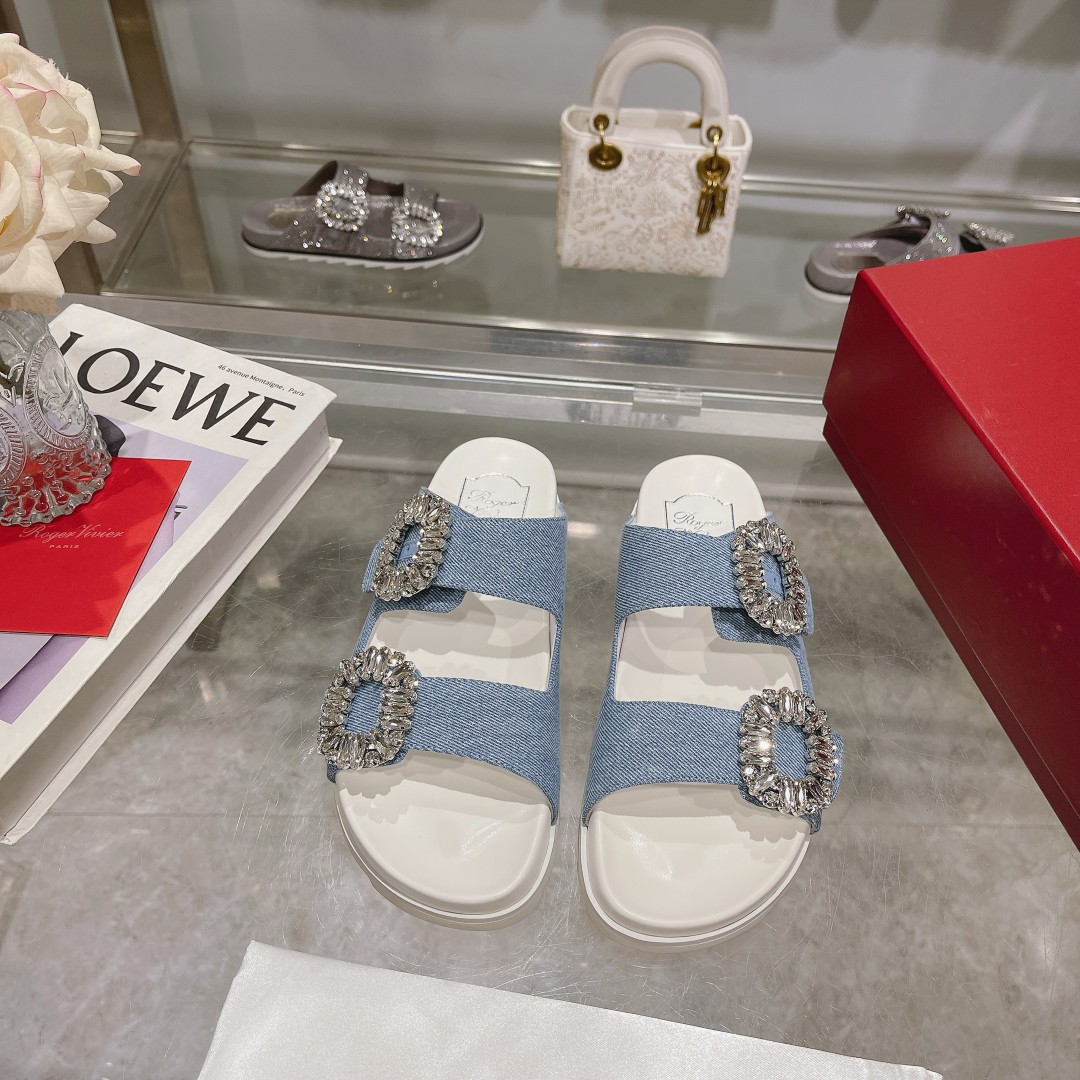 NO:247936,Slidy Viv' series mules are the best item for traveling in hot summer days. The delicate terry fabric is handmade with leather edges and embellished with double flash diamond buckles, which immediately adds a Vivian casual and fashionable feeling. Fabric upper, seam leather, flash diamond buckles, comfortable insole, rubber outsole, size 35-41, size 41, no return or exchange. Recommended for casual wear to adapt to seasons, spring and summer. Due to the material characteristics, this model has a little leather wrinkle at the heel, which belongs to the category of normal manual work and has nothing to do with quality. Do not mind., slippers, slippers19860909Slidy Viv'系列穆勒鞋是炎热夏日的出行搭配优选单品,细腻的毛圈织物手工制作,以皮革嵌边,点缀双重闪钻饰扣,即刻增添维维亚式休闲时尚感. 织物鞋面 拼缝皮革 闪钻饰扣 舒适内底 橡胶外底 尺码35-41 41码不退不换 格. 推荐搭配休闲装 适应季节春夏. 因材料特性,此款后跟处会有少许皮皱,属于正常手工工作范畴之内,与品质无关,介意勿购.,拖鞋,slippers,Women's Shoes