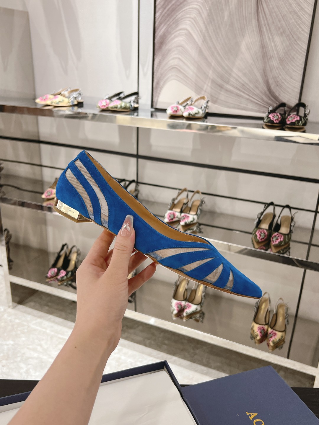 Aquazzura The Spy Flat: Italian-made, Floral Detail, Versatile Day-to-Night Shoe - 图片 4