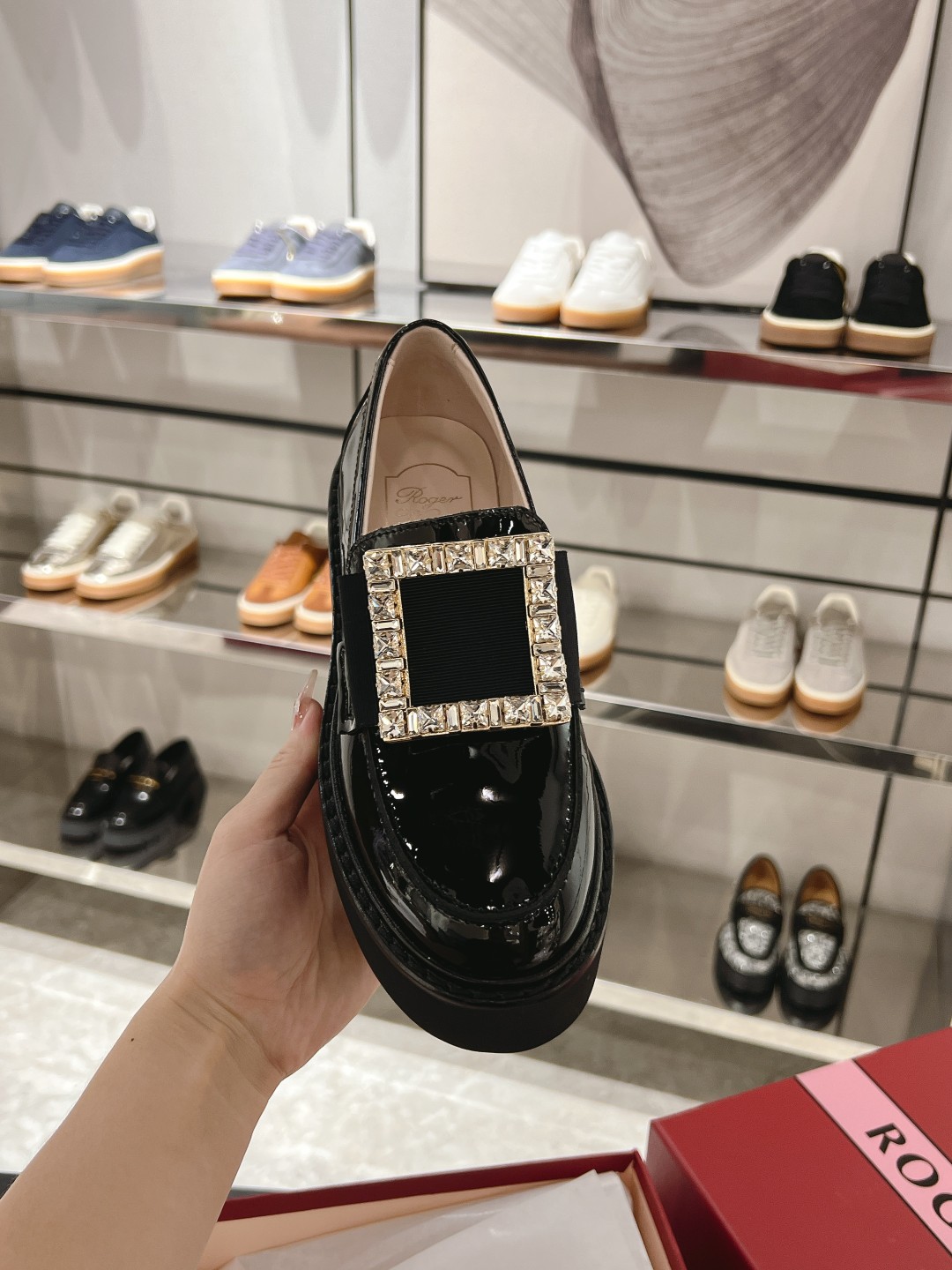 NO:233390,This Viv' Rangers diamond buckle loafer is the best shoe cabinet in autumn. Compared with the previous generation, it increases the height of the outsole, making the wearer's figure more slender and upright, cleverly grasping the balance between ladylike style and neutral and handsome style. The upper is made of high-quality painted calfskin, which is handsome and cool, showing its charm. Painted calfskin upper Classic drill buckle Rubber sole Heel 5.5 cm Size 35-40 Size 40 No return or exchange Adapt to the season and autumn. Recommended to match daily, commuting, loafers, cowhide19860909本款Viv' Rangers 钻扣乐福鞋是秋季鞋柜优选,和前代相比,增加了大底的高度,使穿着者身材更加修长挺拔,巧妙地在淑女风情和中性帅气风中掌握平衡.鞋面以优质淋漆小牛皮制成,帅气酷炫,尽显魅力. 淋漆小牛皮鞋面 经典钻扣 橡胶鞋底 后跟5.5厘米 尺码35-40 40码不退不换  适应季节秋季 推荐搭配日常,通勤,乐福鞋,loafers,cowhide,Women's Shoes