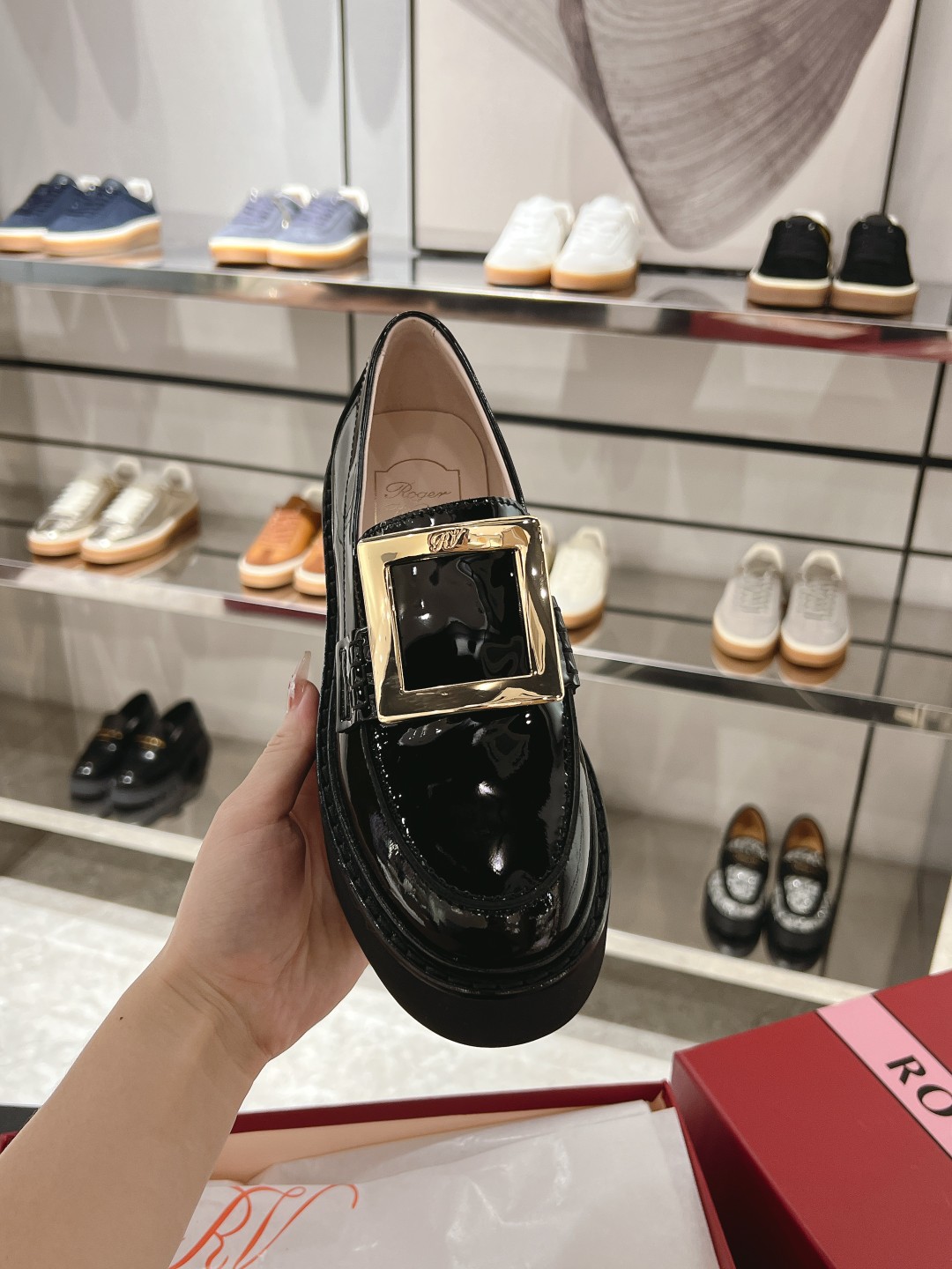 NO:233392,This Viv' Rangers diamond buckle loafer is the best shoe cabinet in autumn. Compared with the previous generation, it increases the height of the outsole, making the wearer's figure more slender and upright, cleverly mastering the balance between ladylike style and neutral and handsome style. The upper is made of high-quality painted calfskin, which is handsome and cool, showing its charm. Painted calfskin upper Brand square buckle Rubber sole Heel 5.5 cm Size 35-40 Size 40 No return or replacement Adapt to the season and autumn Recommended to match daily, commuting, loafers, cowhide19860909本款Viv' Rangers 钻扣乐福鞋是秋季鞋柜优选,和前代相比,增加了大底的高度,使穿着者身材更加修长挺拔,巧妙地在淑女风情和中性帅气风中掌握平衡.鞋面以优质淋漆小牛皮制成,帅气酷炫,尽显魅力. 淋漆小牛皮鞋面 品牌方扣 橡胶鞋底 后跟5.5厘米 尺码35-40 40码不退不换  适应季节秋季 推荐搭配日常,通勤,乐福鞋,loafers,cowhide,Women's Shoes