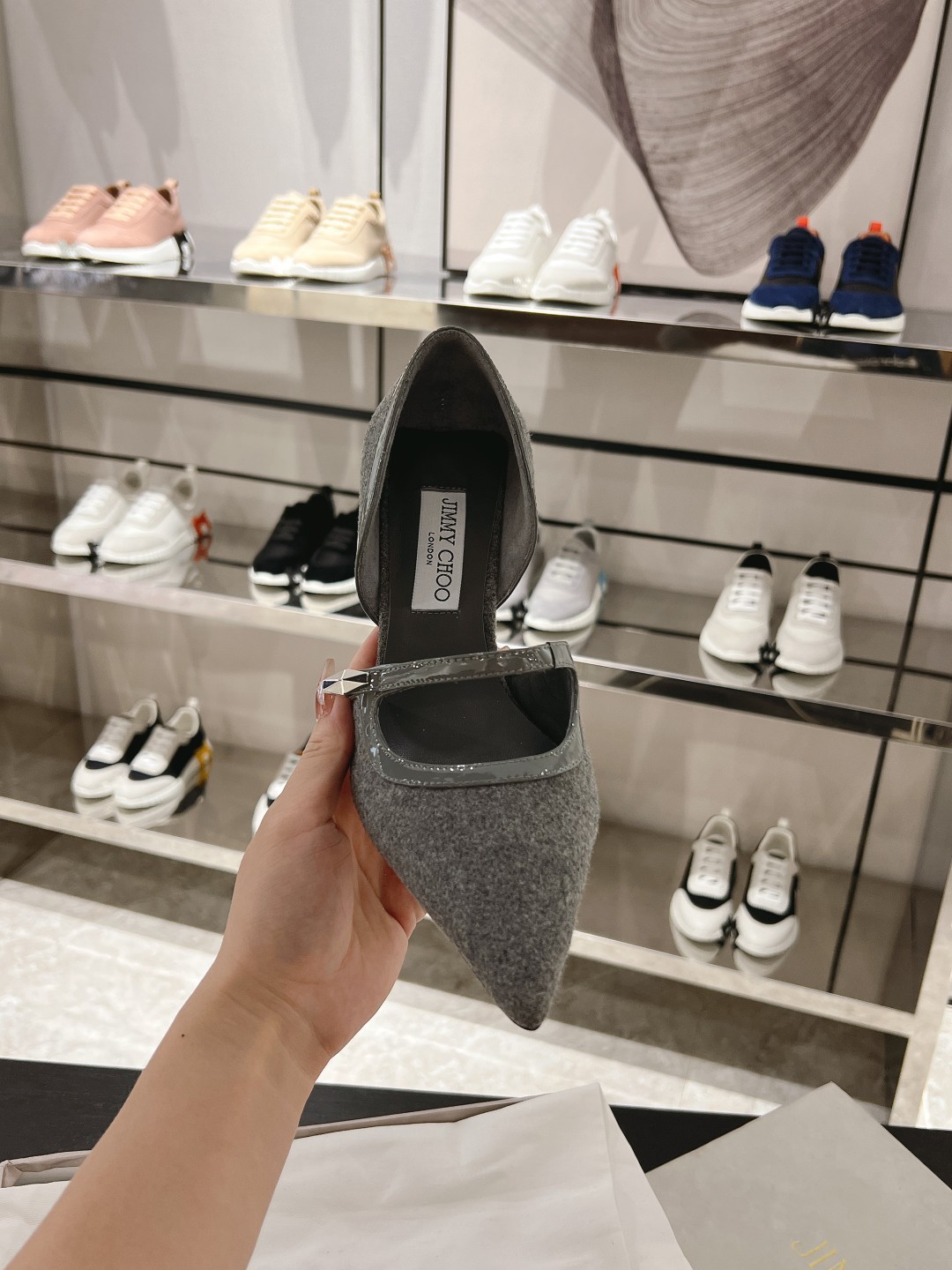 NO:257035,Carolyn 85 series high heels, made of soft flannel fabric to create a classic Olympic shoe shape. Elegant pointed toe style, unique embellishment of patent leather trim, eye-catching and unique Diamond hardware trim, fashionable and eye-catching. Flannel upper Patent leather trim Diamond hardware trim Pointed toe leather sole and lining Heel height 8.5 cm Size 35-41 40 41 No return or exchange Graphic adapts to season spring and summer Recommended for daily life, commuting, high heels19860909Carolyn 85 系列高跟鞋,采用柔软法兰绒面料成就经典奥赛鞋型.优雅尖头款式,别致点缀漆皮饰边,吸睛饰有个性 Diamond 五金饰件,时尚夺目. 法兰绒鞋面 漆皮饰边 Diamond 五金饰件 尖头 皮革鞋底和内衬 鞋跟高度8.5厘米 尺码35-41 40 41 不退不换 格 适应季节春季,夏季 推荐搭配日常,通勤,高跟鞋单鞋,high heels,Women's Shoes