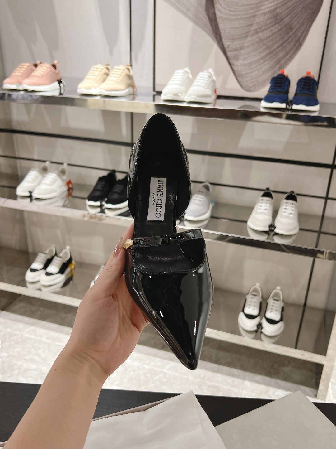 NO:257043,Carolyn 85 series high heels, made of patent leather material to create a classic Olympic shoe shape. Elegant pointed toe style, unique embellishment of patent leather trim, eye-catching and unique Diamond hardware trim, fashionable and eye-catching. Patent leather leather surface Leather trim Diamond hardware trim Pointed toe Leather sole and lining Heel height 8.5 Size 35-41 40 41 No return or exchange Graphic adapts to season and spring Recommended for daily life, commuting, high heels19860909Carolyn 85 系列高跟鞋,采用漆皮皮革材质成就经典奥赛鞋型.优雅尖头款式,别致点缀漆皮饰边,吸睛饰有个性 Diamond 五金饰件,时尚夺目. 漆皮皮面 皮革饰边 Diamond 五金饰件 尖头 皮革鞋底和内衬 鞋跟高度8.5 尺码35-41 40 41不退不换 格 适应季节春季 推荐搭配日常,通勤,高跟鞋单鞋,high heels,Women's Shoes