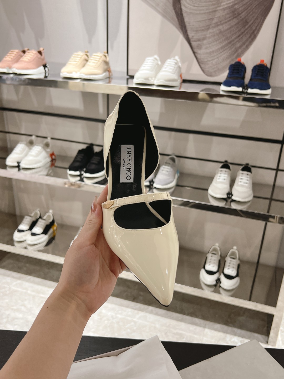 NO:257044,Carolyn85 series high heels, made of patent leather material to create a classic Olympic shoe shape. Elegant pointed toe style, unique embellishment of patent leather trim, eye-catching and unique Diamond hardware trim, fashionable and eye-catching. Patent leather surface Leather trim Diamond hardware trim Pointed toe Leather sole and lining Heel height 8.5 cm Size 35-41 40 41 No return or replacement Grid adapts to season and spring Recommended for daily life, commuting, high heels19860909Carolyn85 系列高跟鞋,采用漆皮皮革材质成就经典奥赛鞋型.优雅尖头款式,别致点缀漆皮饰边,吸睛饰有个性 Diamond 五金饰件,时尚夺目. 漆皮皮面 皮革饰边 Diamond 五金饰件 尖头 皮革鞋底和内衬 鞋跟高度8.5厘米 尺码35-41 40 41不退不换 格 适应季节春季 推荐搭配日常,通勤,高跟鞋单鞋,high heels,Women's Shoes