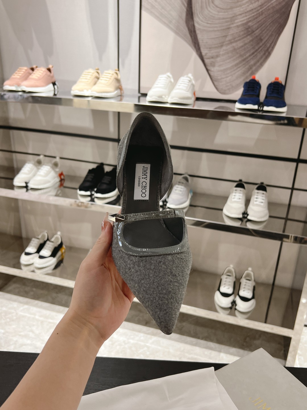 NO:257047,Carolyn 65 series high heels, soft flannel fabric to create a classic Olympic shoe shape. Elegant pointed toe style, unique embellishment of patent leather trim, eye-catching and unique Diamond hardware trim, fashionable and eye-catching. Flannel upper Patent leather trim Diamond hardware trim Pointed toe leather sole and lining Heel height 6.5 cm Size 35-41 40 41 No return or exchange Graphic adapts to season spring and summer Recommended for daily life, commuting, high heels19860909Carolyn 65 系列高跟鞋,采用柔软法兰绒面料成就经典奥赛鞋型.优雅尖头款式,别致点缀漆皮饰边,吸睛饰有个性 Diamond 五金饰件,时尚夺目. 法兰绒鞋面 漆皮饰边 Diamond 五金饰件 尖头 皮革鞋底和内衬 鞋跟高度6.5厘米 尺码35-41 40 41 不退不换 格 适应季节春季,夏季 推荐搭配日常,通勤,高跟鞋单鞋,high heels,Women's Shoes