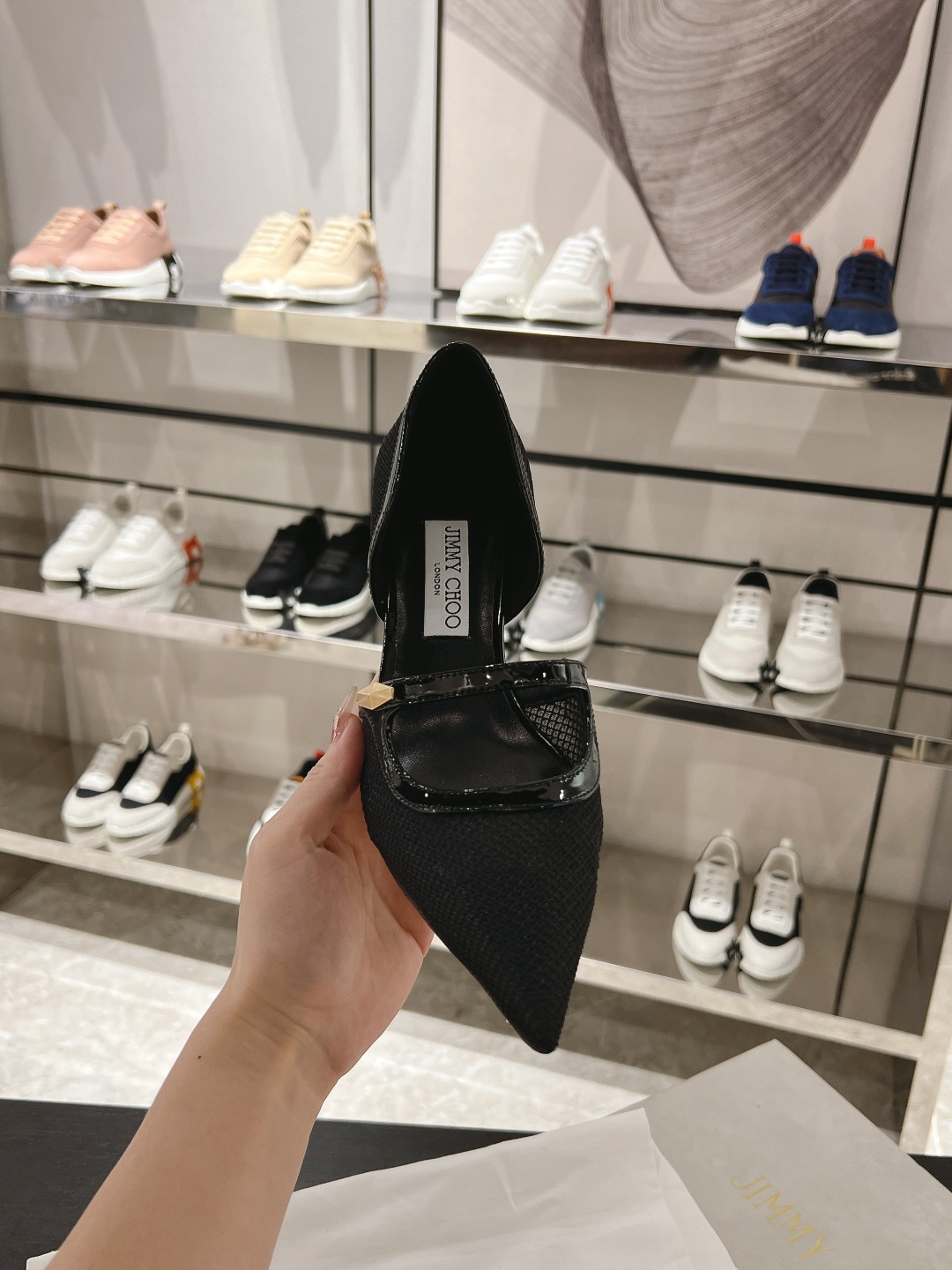 NO:257050,Carolyn 65 series high heels, using 3D mesh fabric to create a classic Olympic shoe shape. Elegant pointed toe style, unique embellishment of patent leather trim, eye-catching and unique Diamond hardware trim, fashionable and eye-catching. 3D mesh upper Patent leather trim Diamond hardware trim Pointed toe leather sole and lining Heel height 6.5 cm Size 35-41 40 41 No return or exchange Graphic adapts to season and spring Recommended for daily life, commuting, high heels19860909Carolyn 65系列高跟鞋,采用 3D 网布面料成就经典奥赛鞋型.优雅尖头款式,别致点缀漆皮饰边,吸睛饰有个性 Diamond 五金饰件,时尚夺目. 3D 网布鞋面 漆皮饰边 Diamond 五金饰件 尖头 皮革鞋底和内衬 鞋跟高度6.5厘米 尺码35-41 40 41不退不换 格 适应季节春季 推荐搭配日常,通勤,高跟鞋单鞋,high heels,Women's Shoes