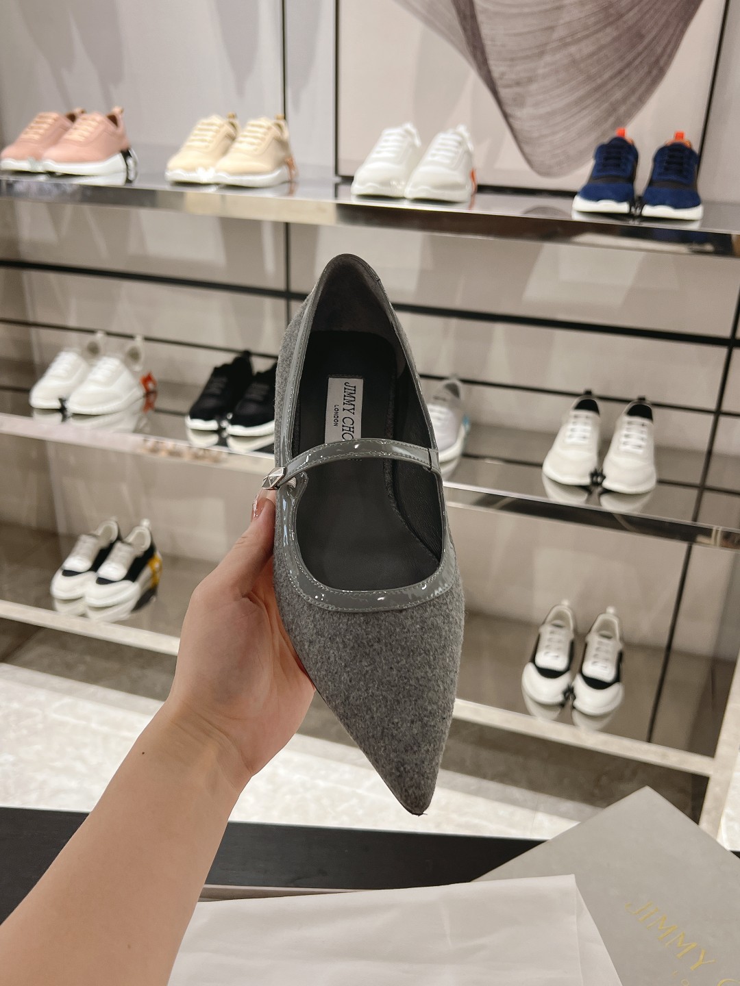 NO:257023,Carolyn series flat shoes are the elegance of modern fashion. Reimagine the classic ballet flat shoes and use soft flannel fabric to create fashionable shoes. Modern pointed toe design, eye-catching embellishment of elegant and chic Diamond straps to highlight fashion temperament. Flannel fabric Diamond hardware accessories pointed toe leather sole and lining Heel height 2.5 cm Size 35-41 40 41 No return or exchange Graphic adapts to season and spring Recommended matching with daily life, commuting, single shoes, flats19860909Carolyn 系列平底鞋是现代时尚的优雅化身.将经典芭蕾平底鞋型重新想象设计,采用柔软法兰绒面料材质打造时髦鞋履.摩登尖头设计,吸睛点缀优雅别致 Diamond 绑带,彰显时尚气质. 法兰绒面料 Diamond 五金饰件 尖头 皮革鞋底和内衬 鞋跟高度2.5厘米 尺码35-41 40 41不退不换 格 适应季节春季 推荐搭配日常,通勤,单鞋,flats,Women's Shoes