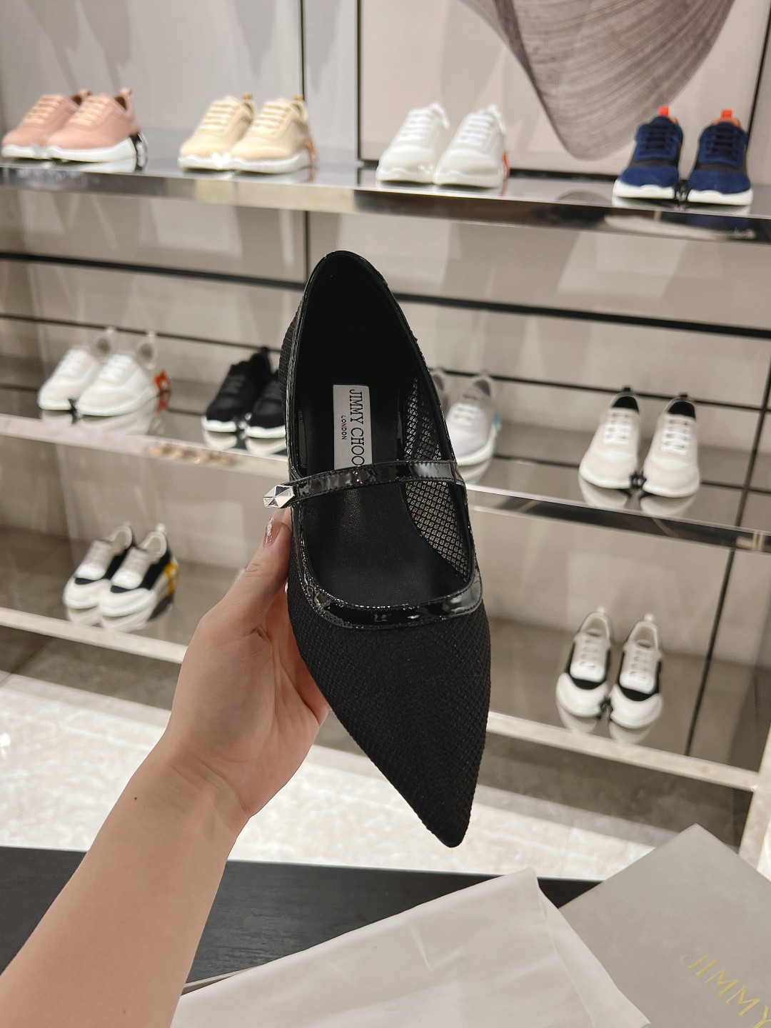 NO:257027,Carolyn series flat shoes, classic and charming pointed toe silhouette, 3D mesh fabric is carefully crafted, cleverly matched with patent leather trim, embellished with elegant and chic Diamond straps, showing off his personality. 3D mesh patent leather trim Diamond hardware trim pointed toe leather sole and lining Heel height 2.5 cm Size 35-41 40 41 No return or exchange Grid adapts to season and spring Recommended for daily life, commuting, single shoes, flats19860909Carolyn 系列平底鞋,经典迷人的尖头廓形,3D 网布面料精心制作,巧妙搭配漆皮饰边,点缀优雅别致 Diamond 绑带,尽显个性魅力. 3D 网布 漆皮饰边 Diamond 五金饰件 尖头 皮革鞋底和内衬 鞋跟高度2.5厘米 尺码35-41 40 41不退不换 格 适应季节春季 推荐搭配日常,通勤,单鞋,flats,Women's Shoes