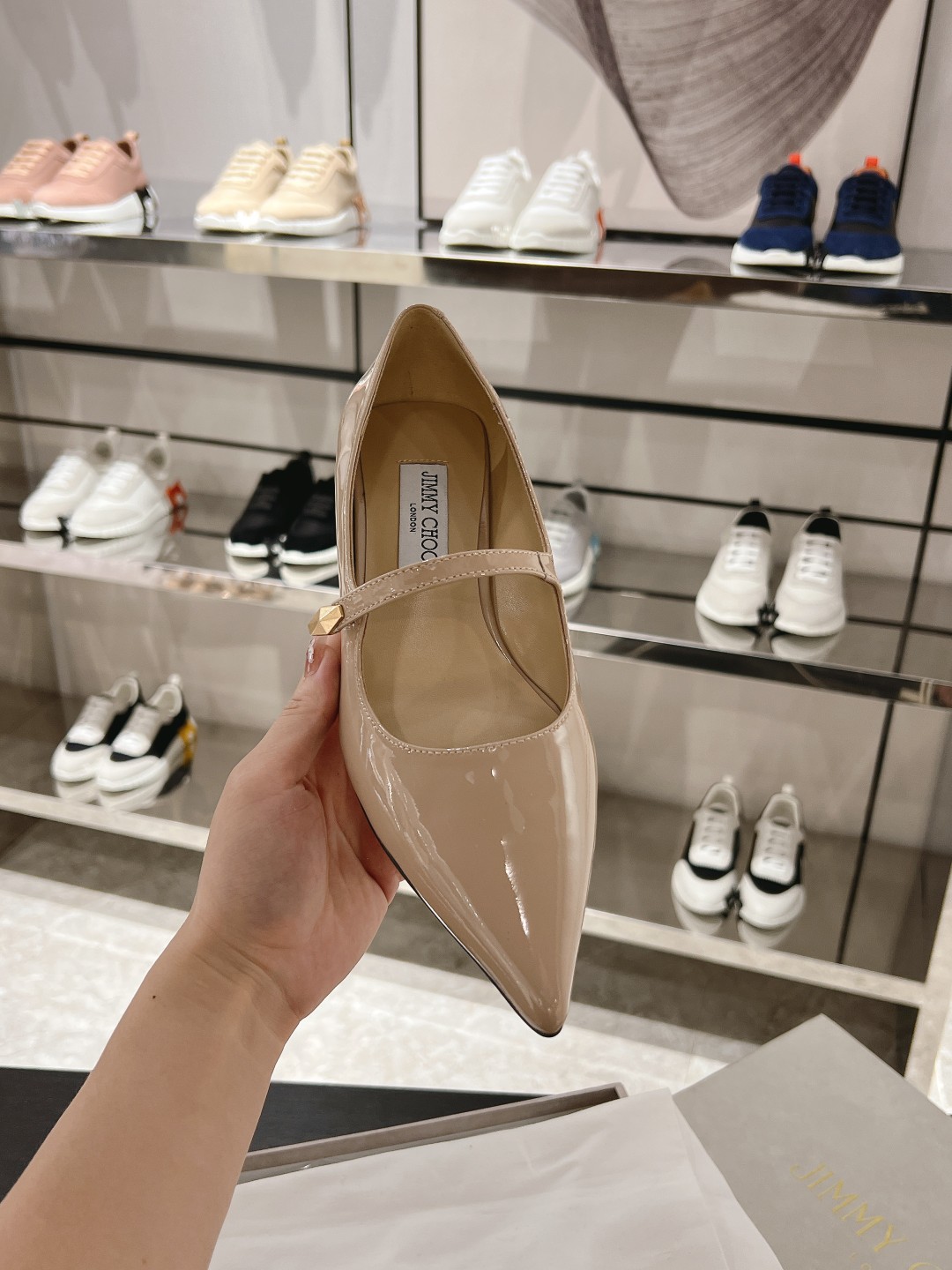 NO:257031,Carolyn series flat shoes are the elegance of modern fashion. Reimagine the classic ballet flat shoes and use patent leather material to create fashionable shoes. Modern pointed toe design, eye-catching embellishment of elegant and chic Diamond straps to highlight fashion temperament. Patent leather Diamond hardware accessories pointed toe leather sole and lining Heel height 2.5 cm Size 35-41 40 41 No return or exchange Graphic adapts to season and spring Recommended matching with daily life, commuting, single shoes, flats19860909Carolyn 系列平底鞋是现代时尚的优雅化身.将经典芭蕾平底鞋型重新想象设计,采用漆皮皮革材质打造时髦鞋履.摩登尖头设计,吸睛点缀优雅别致 Diamond 绑带,彰显时尚气质. 漆皮皮革 Diamond 五金饰件 尖头 皮革鞋底和内衬 鞋跟高度2.5厘米 尺码35-41 40 41不退不换 格 适应季节春季 推荐搭配日常,通勤,单鞋,flats,Women's Shoes