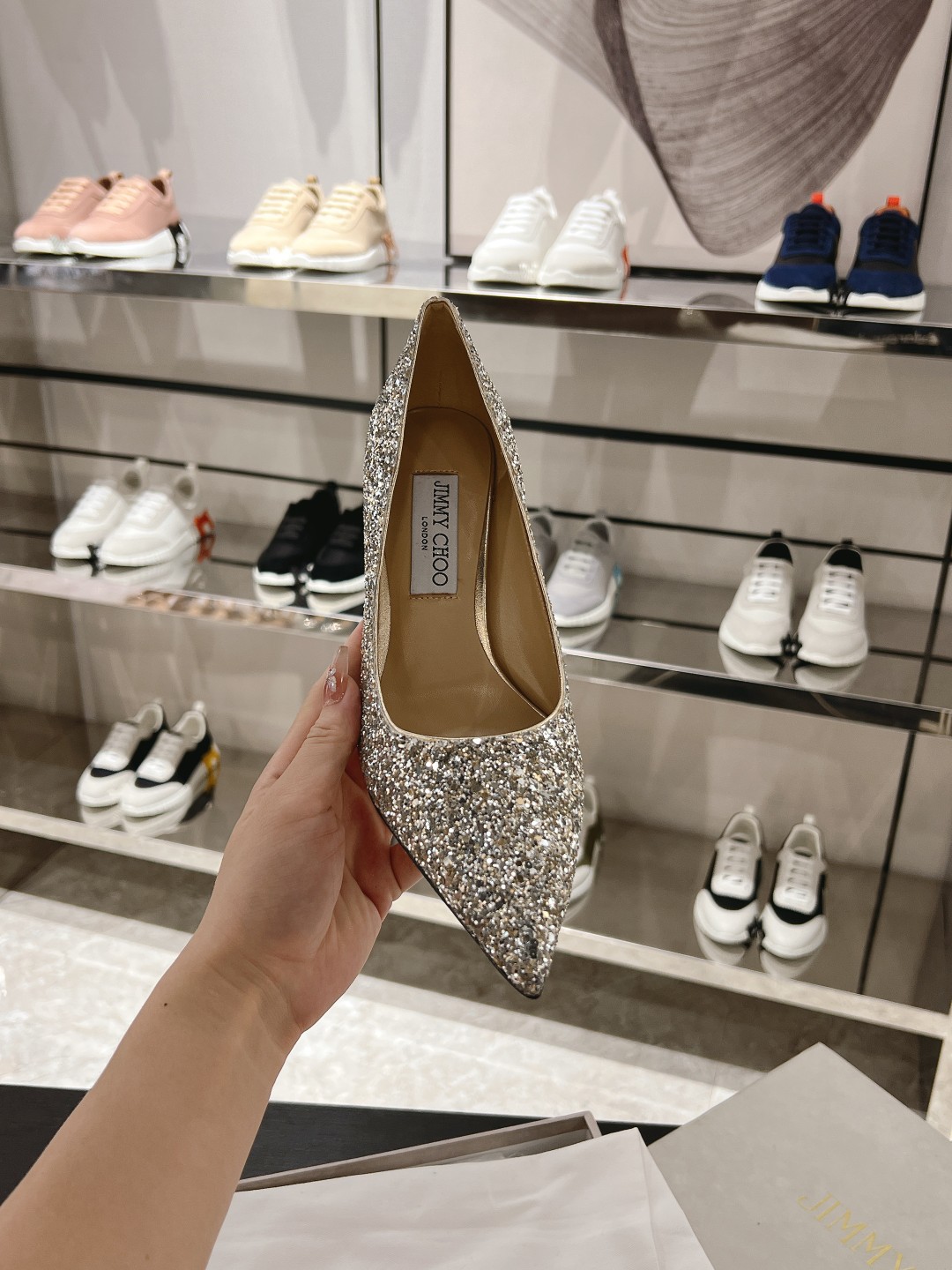 NO:233361,LOVE series of iconic high heels, exaggerated and eye-catching pointed toe, high upper opening, larger area of ​​the bag, soft and charming, and full of visual impact. Dark night silver coarse-grained glitter gray fabric, equipped with 8.5 cm slim high heels, fashionable and elegant. Coarse-grained glitter silver fabric, pointed toe slim heels, leather lining, leather sole, heel height 8.5 cm Size 35-41 40 41 No return or exchange, adapt to seasons, spring, summer, autumn. Recommended matching with fashion, daily, single shoes, high heels19860909LOVE 系列标志性高跟鞋,夸张夺目尖头,鞋面开口较高,包面面积更大,柔美动人,富有视觉冲击力.暗夜银色粗粒闪灰面料,配有8.5厘米细高跟,时髦优雅. 粗粒闪银面料 尖头 细跟 皮革内衬 皮革鞋底 鞋跟高度 8.5厘米 尺码35-41 40 41 不退不换  适应季节春季,夏季,秋季 推荐搭配时装,日常,单鞋,high heels,Women's Shoes