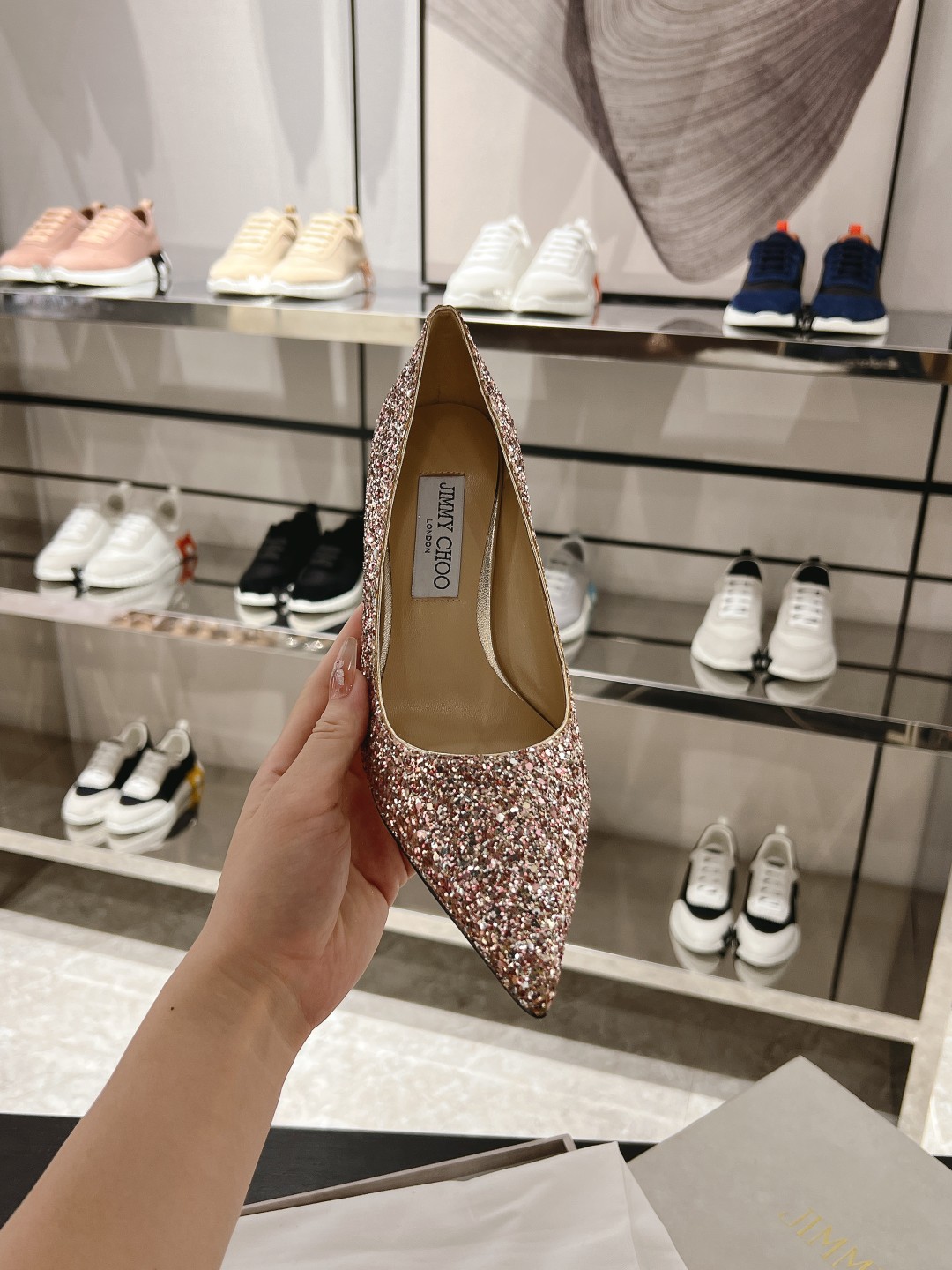 NO:233364,LOVE series of iconic high heels, exaggerated and eye-catching pointed toe, high upper opening, larger area of ​​the bag, soft and charming, and full of visual impact. Rose pink coarse granular glitter fabric, equipped with 8.5 cm slim heels, fashionable and elegant. Coarse granular glitter fabric pointed toe slim heels leather lining leather sole heel height 8.5 cm Size 35-41 40 41 No return or exchange adapts to seasons Spring, summer, autumn Recommended matching with fashion, daily, single shoes, high heels19860909LOVE 系列标志性高跟鞋,夸张夺目尖头,鞋面开口较高,包面面积更大,柔美动人,富有视觉冲击力.玫瑰粉色粗粒闪粉面料,配有8.5厘米细高跟,时髦优雅. 粗粒闪粉面料 尖头 细跟 皮革内衬 皮革鞋底 鞋跟高度 8.5厘米 尺码35-41 40 41 不退不换  适应季节春季,夏季,秋季 推荐搭配时装,日常,单鞋,high heels,Women's Shoes