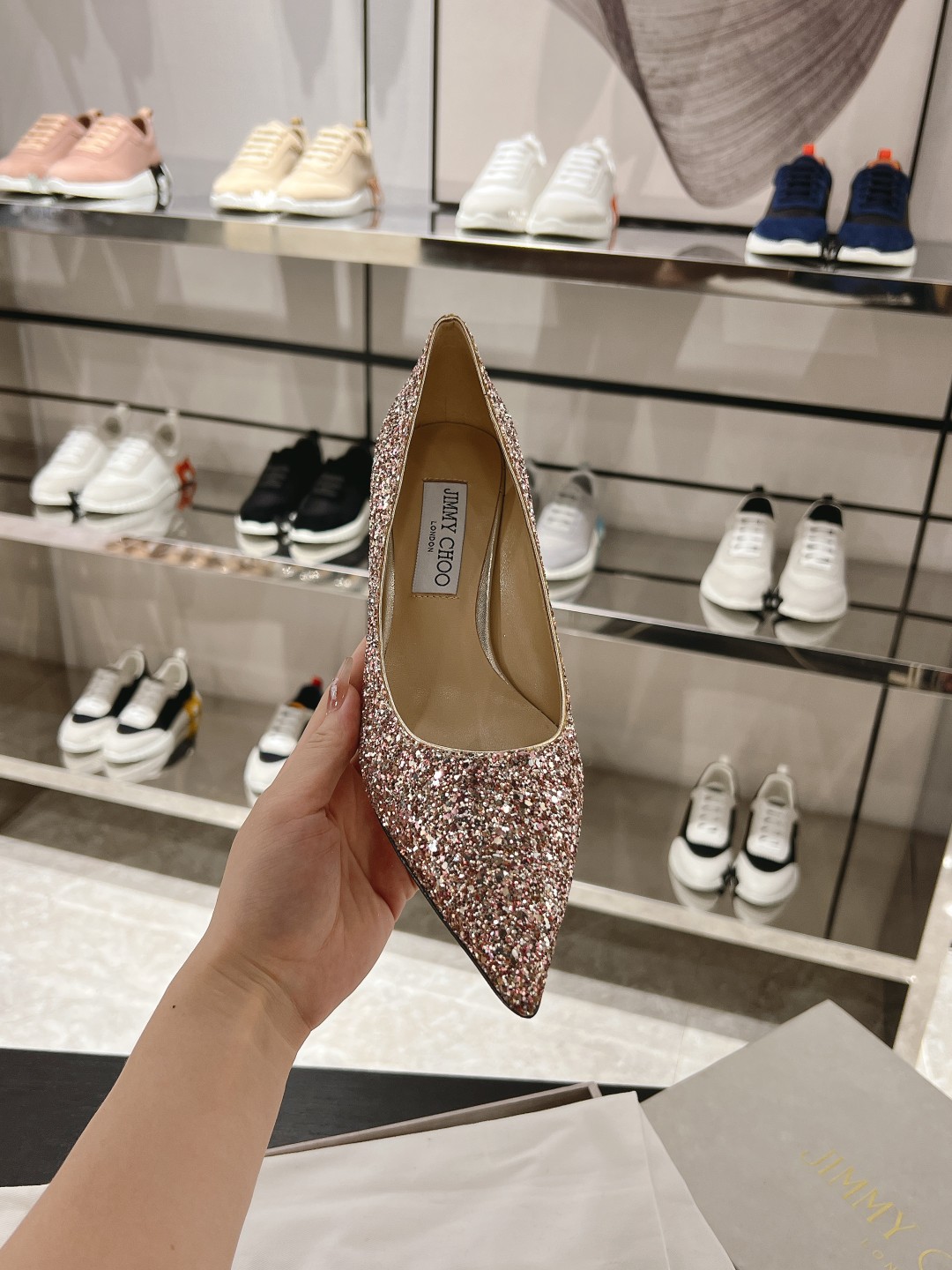 NO:233376,LOVE series of iconic high heels, exaggerated and eye-catching pointed toe, high upper opening, larger area of ​​the bag, soft and charming, and full of visual impact. Rose pink coarse granular glitter fabric, equipped with 6.5 cm slim heels, fashionable and elegant. Coarse granular glitter fabric pointed toe slim heels leather lining leather sole heel height 6.5 cm Size 35-41 40 41 No return or exchange adapts to seasons Spring, summer, autumn Recommended fashion, daily, single shoes, high heels19860909LOVE 系列标志性高跟鞋,夸张夺目尖头,鞋面开口较高,包面面积更大,柔美动人,富有视觉冲击力.玫瑰粉色粗粒闪粉面料,配有6.5厘米细高跟,时髦优雅. 粗粒闪粉面料 尖头 细跟 皮革内衬 皮革鞋底 鞋跟高度 6.5厘米 尺码35-41 40 41 不退不换  适应季节春季,夏季,秋季 推荐搭配时装,日常,单鞋,high heels,Women's Shoes