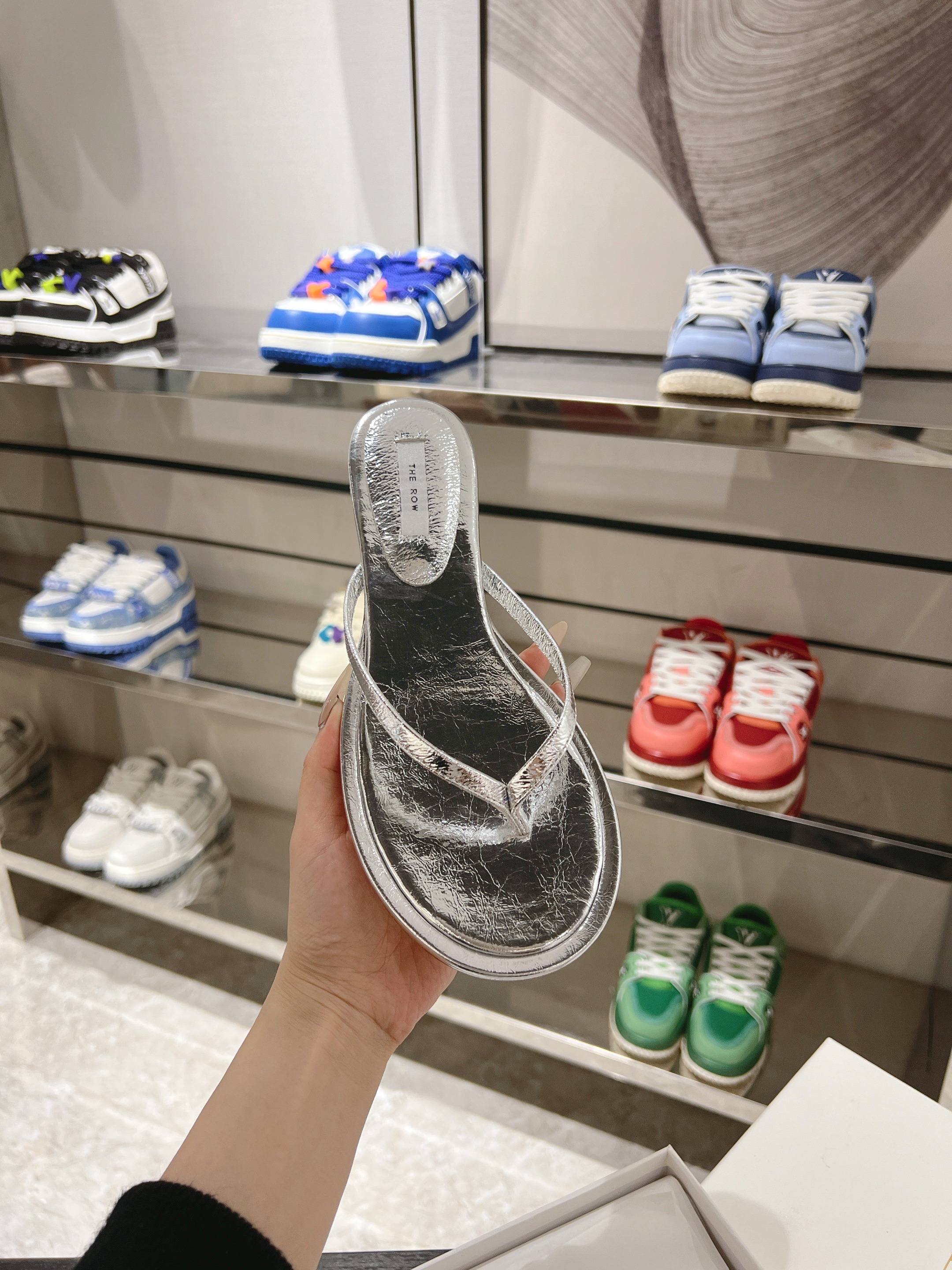 NO:248015,Flat Sandal 25SS cowhide leather fabric genuine leather outsole Size 35-41 40 41 No return or replacement Grid, split toe shoes, cowhide, Leather soles19860909Flat Sandal 25SS  牛皮面料 真皮大底 尺码35-41 40 41不退不换 格,分趾鞋,cowhide,Leather soles,Women's Shoes