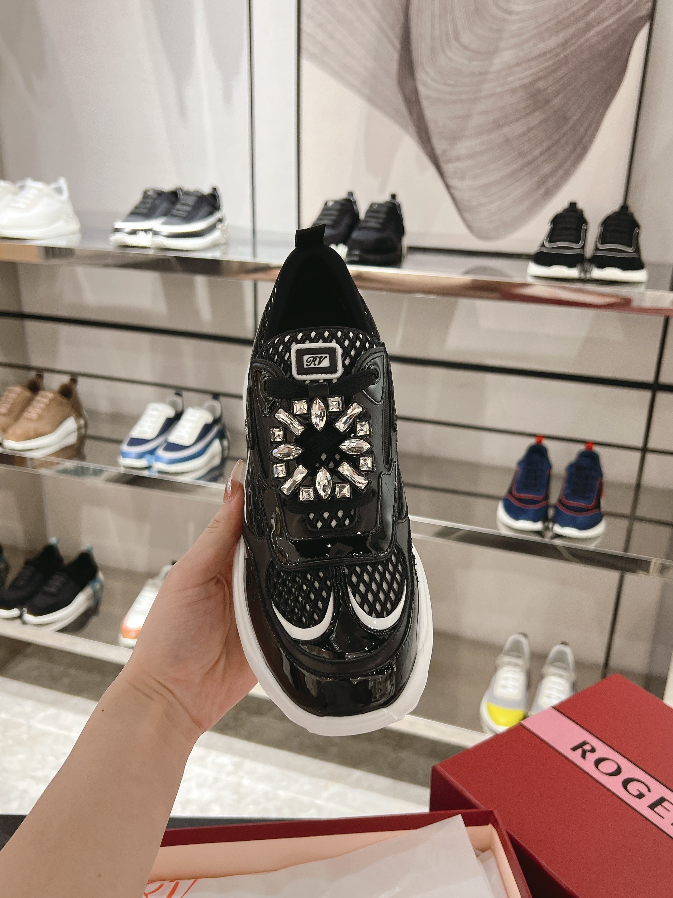 NO:247944,Viv' on the Run series sports and casual shoes are made of suede leather mirror fabric and mesh fabric, serrated non-slip mark sole, embellished with removable flash drill buckle, foot feels smooth and comfortable, casual and lively without losing the exquisite Vivia style. Made of patent leather, leather and technology fabrics Side elastic buckle Flash drill buckle Three-dimensional RV logo on the tongue Rubber outsole Size 35-39 Size 40 sizes not returned or replaced Grid adapts to early spring season Recommended with sports and leisure, casual shoes/sports shoes, sneakers19860909Viv' on the Run系列运动休闲鞋以绒面皮革拼镜面织物和网眼面料制成,锯齿防滑痕鞋底,点缀可拆卸闪钻饰扣,脚感平稳舒适,休闲活泼又不失维维亚精致风格. 漆皮、皮革和科技织物制成 侧边弹力扣带 闪钻饰扣 鞋舌上点缀立体感RV标识 橡胶外底 尺码35-39 40码不退不换 格 适应季节早春 推荐搭配运动休闲,休闲鞋/运动鞋,sneakers,Women's Shoes