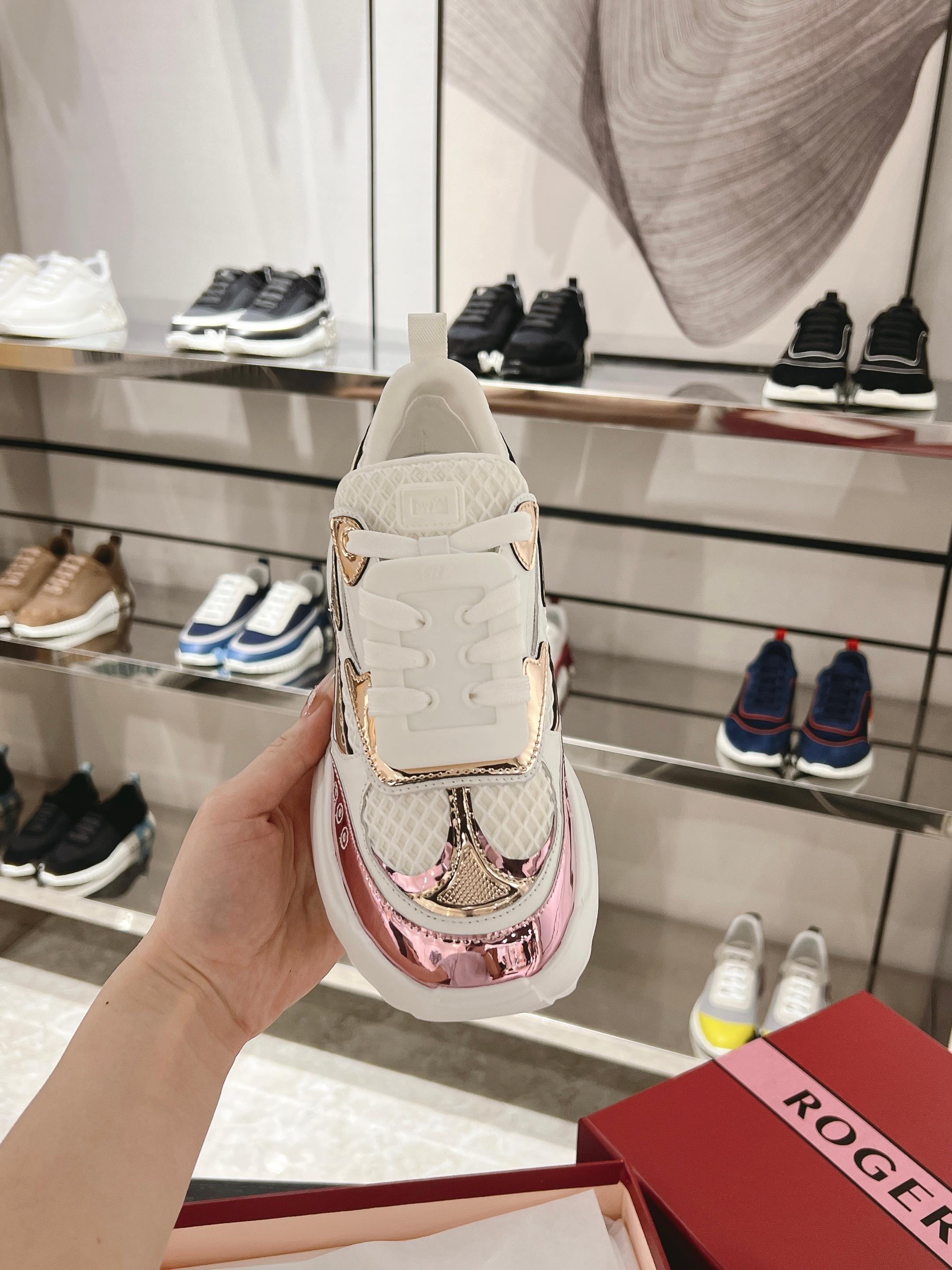 NO:247950,Viv' on the Run series sports and casual shoes are made of suede leather mirror fabric and mesh fabric, serrated non-slip mark sole, embellished with removable flash drill buckle, foot feels smooth and comfortable, casual and lively without losing the exquisite Vivia style. Made of patent leather, leather and technology fabrics Side elastic buckle Flash drill buckle Three-dimensional RV logo on the tongue Rubber outsole Size 35-39 Size 40 sizes not returned or replaced Grid adapts to early spring season Recommended with sports and leisure, casual shoes/sports shoes, sneakers19860909Viv' on the Run系列运动休闲鞋以绒面皮革拼镜面织物和网眼面料制成,锯齿防滑痕鞋底,点缀可拆卸闪钻饰扣,脚感平稳舒适,休闲活泼又不失维维亚精致风格. 漆皮、皮革和科技织物制成 侧边弹力扣带 闪钻饰扣 鞋舌上点缀立体感RV标识 橡胶外底 尺码35-39 40码不退不换 格 适应季节早春 推荐搭配运动休闲,休闲鞋/运动鞋,sneakers,Women's Shoes