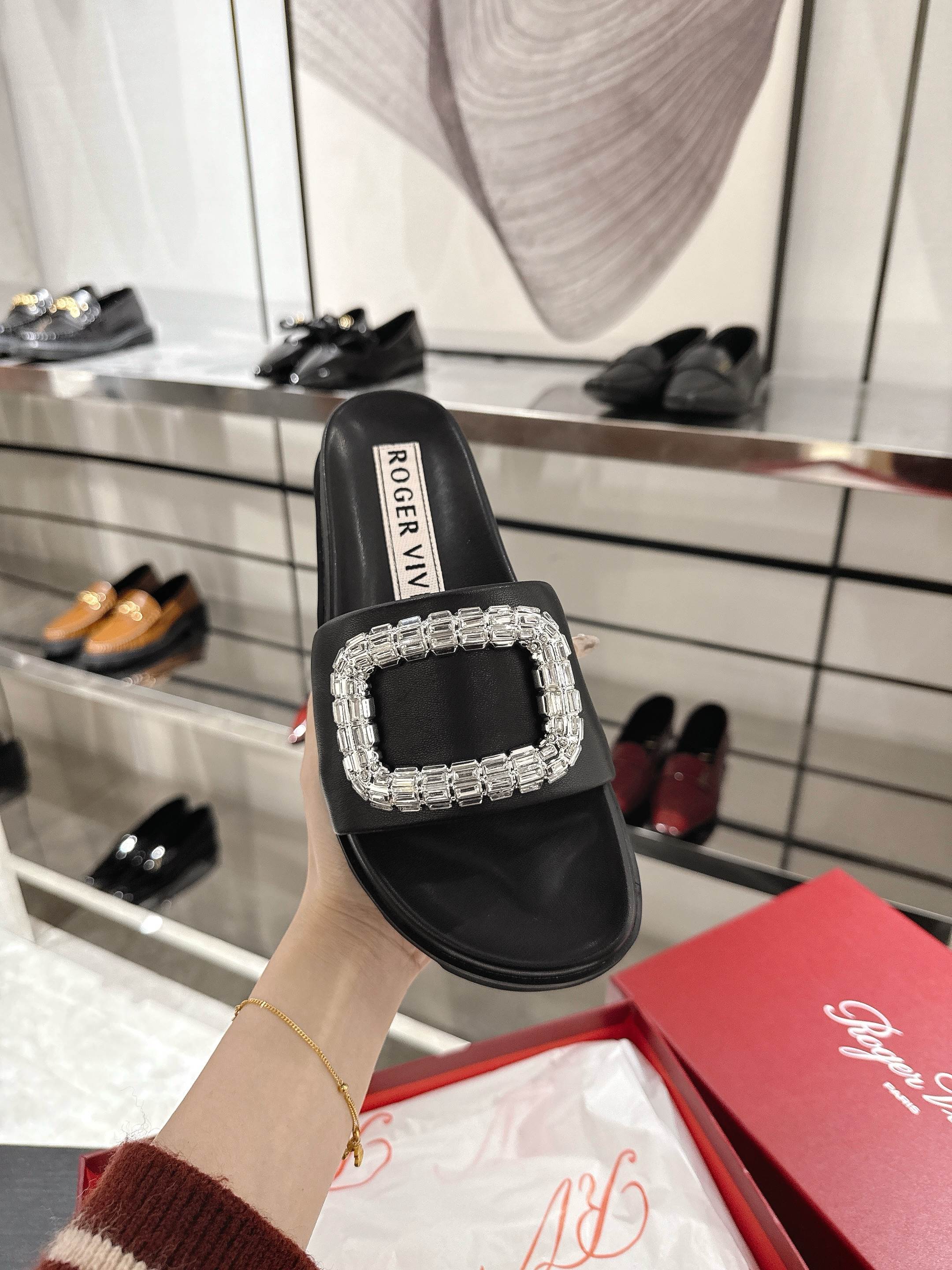 NO:247932,This Slidy Viv' slippers are made of selected sheepskin, paired with new Up flash diamond buckles, comfortable insoles and dent rubber sole. Classic and elegant without losing practicality. Sheepskin upper flash diamond square buckles, round toe comfortable insoles, rubber sole size 35-41 size 41 without return or exchange. Recommended for casual wear to suit seasonal spring and summer., slippers, slippers, sheepskin19860909本款Slidy Viv' 拖鞋为精选羊皮制成,搭配新款Up闪钻饰扣、舒适内底以及带凹痕橡胶鞋底.经典优雅又不失实用性. 羊皮鞋面 闪钻方扣 圆形鞋头 舒适内底 橡胶鞋底 尺码35-41 41码不退不换 格. 推荐搭配休闲装 适应季节春夏.,拖鞋,slippers,sheepskin,Women's Shoes