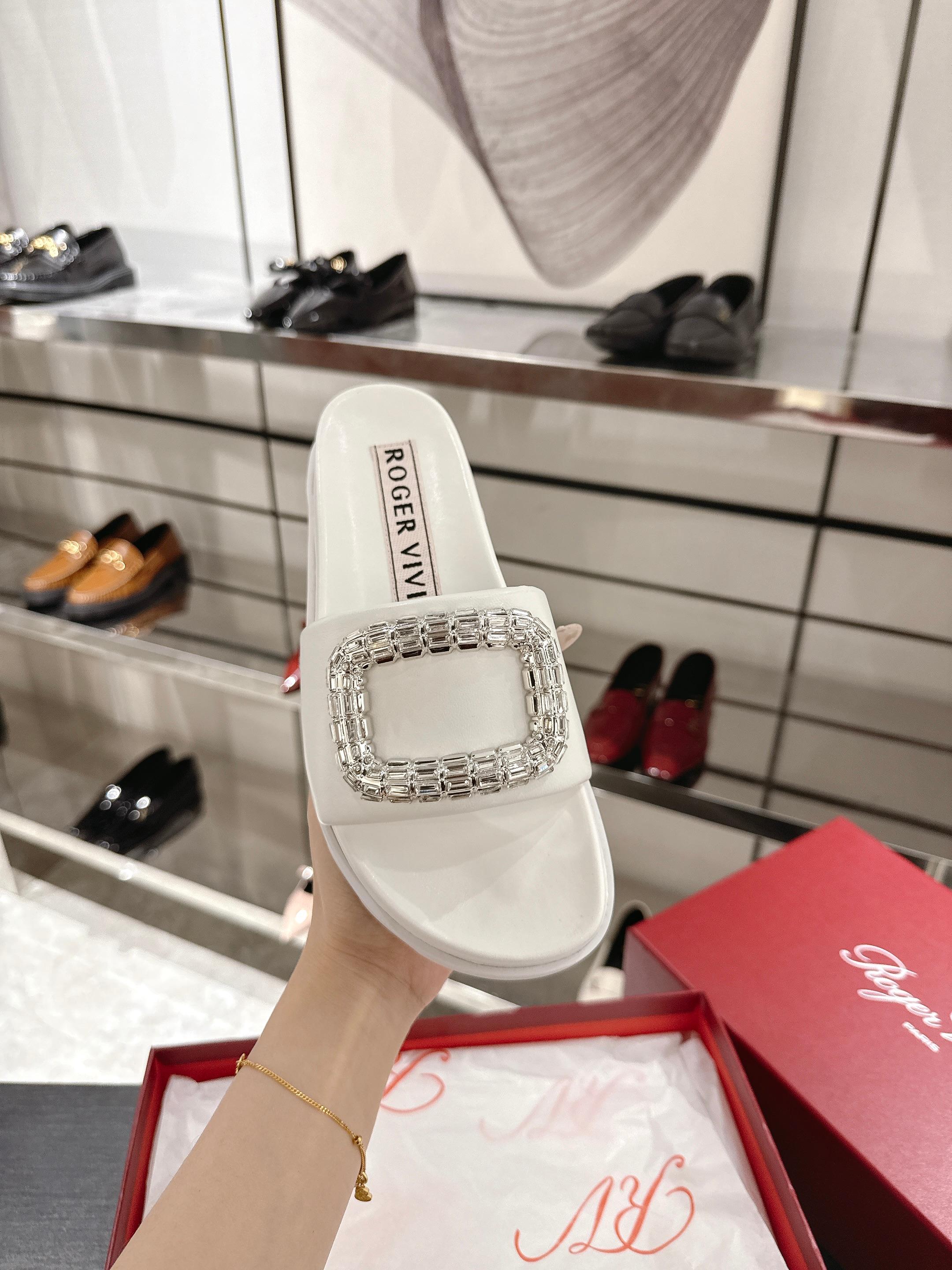 NO:247938,This Slidy Viv' slippers are made of selected sheepskin, paired with new Up flash diamond buckles, comfortable insoles and dent rubber sole. Classic and elegant without losing practicality. Sheepskin upper flash diamond square buckles, round toe comfortable insoles, rubber sole size 35-41 size 41 without return or exchange. Recommended for casual wear to suit seasonal spring and summer., slippers, slippers, sheepskin19860909本款Slidy Viv' 拖鞋为精选羊皮制成,搭配新款Up闪钻饰扣、舒适内底以及带凹痕橡胶鞋底.经典优雅又不失实用性. 羊皮鞋面 闪钻方扣 圆形鞋头 舒适内底 橡胶鞋底 尺码35-41 41码不退不换 格. 推荐搭配休闲装 适应季节春夏.,拖鞋,slippers,sheepskin,Women's Shoes