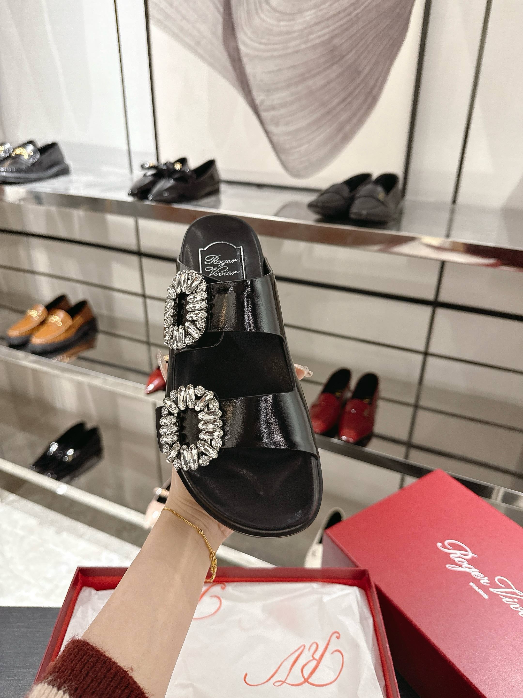 NO:247935,This Slidy Viv' slippers are made of cowhide, paired with side flash drill buckles, comfortable insoles and dent rubber sole. Classic and elegant without losing practicality. Cowhide upper flash drill square buckles, round toe comfortable insoles, rubber sole size 35-41 size 41 sizes without return or exchange. Recommended for casual wear to suit seasons, spring and summer., slippers, slippers, cowhide19860909本款Slidy Viv' 拖鞋精选牛皮制成,搭配侧边闪钻饰扣、舒适内底以及带凹痕橡胶鞋底.经典优雅又不失实用性. 牛皮鞋面 闪钻方扣 圆形鞋头 舒适内底 橡胶鞋底 尺码35-41 41码不退不换 格. 推荐搭配休闲装 适应季节春夏.,拖鞋,slippers,cowhide,Women's Shoes