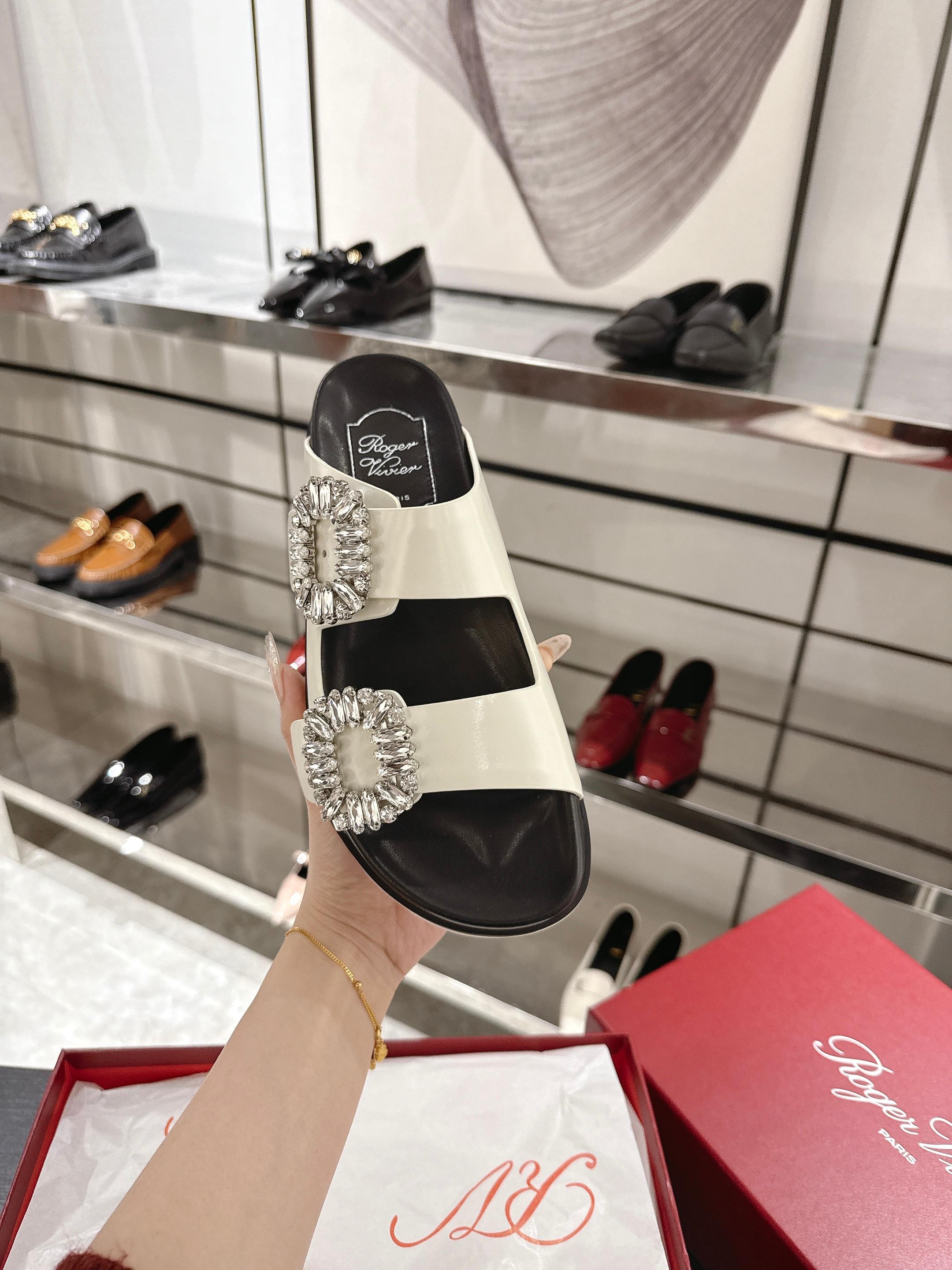 NO:247941,This Slidy Viv' slippers are made of cowhide, paired with side flash drill buckles, comfortable insoles and dent rubber sole. Classic and elegant without losing practicality. Cowhide upper flash drill square buckles, round toe comfortable insoles, rubber sole size 35-41 size 41 sizes without return or exchange. Recommended for casual wear to suit seasons, spring and summer., slippers, slippers, cowhide19860909本款Slidy Viv' 拖鞋精选牛皮制成,搭配侧边闪钻饰扣、舒适内底以及带凹痕橡胶鞋底.经典优雅又不失实用性. 牛皮鞋面 闪钻方扣 圆形鞋头 舒适内底 橡胶鞋底 尺码35-41 41码不退不换 格. 推荐搭配休闲装 适应季节春夏.,拖鞋,slippers,cowhide,Women's Shoes