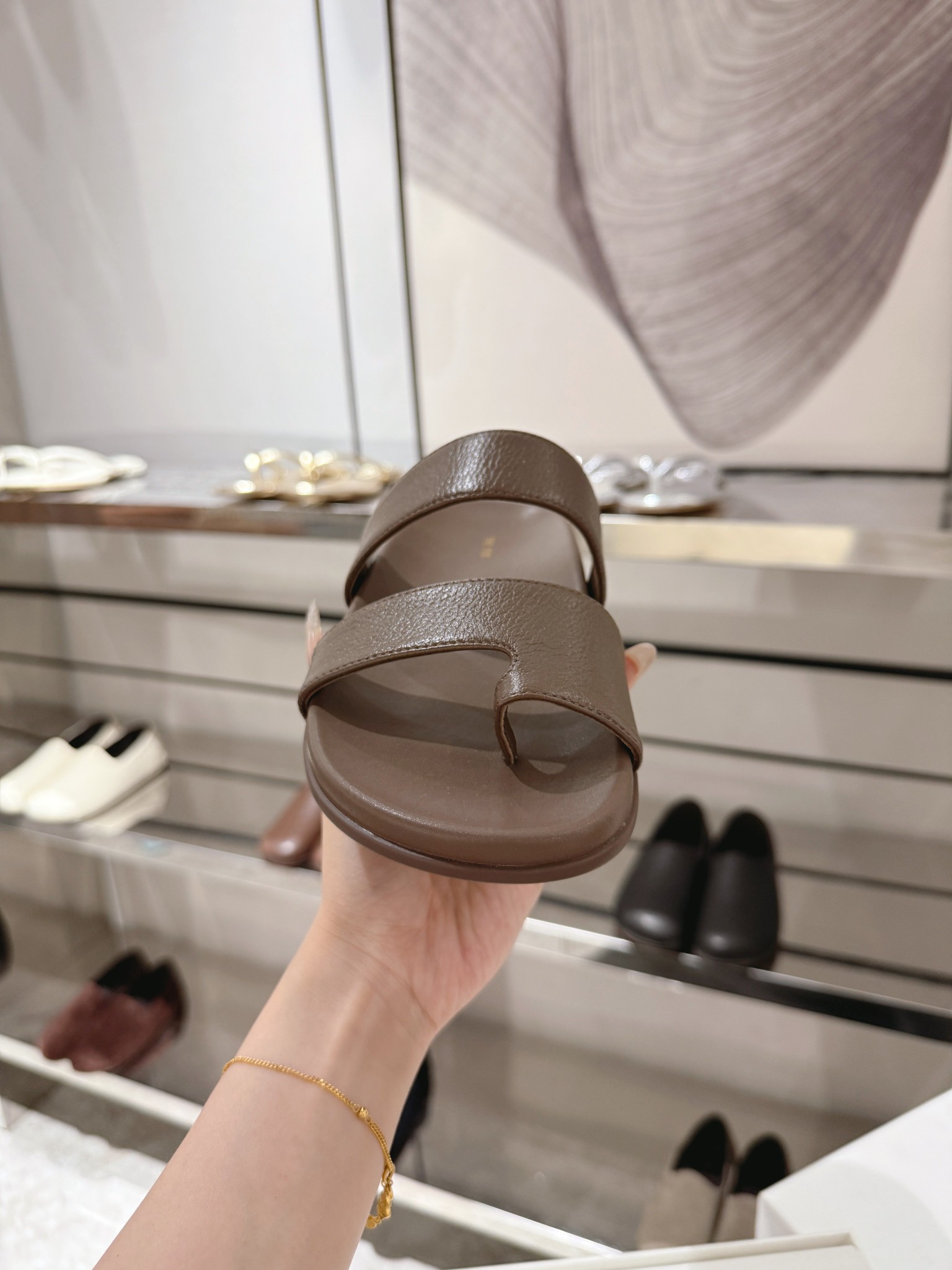 NO:245334,Hugh leather sandals. Double strap sandals, made of grained calfskin, with additional toe straps, ergonomic insoles and rubber soles. Goatskin Rubber soles Size 35-39 40 No return or replacement Grid, split toe shoes, sandals, cowhide, sheepskin19860909Hugh 皮革凉鞋.双带凉鞋,采用粒面小牛皮制成,配有附加趾带、人体工学鞋垫和橡胶鞋底.  小山羊皮 橡胶鞋底 尺码35-39 40不退不换 格,分趾鞋,sandals,cowhide,sheepskin,Women's Shoes