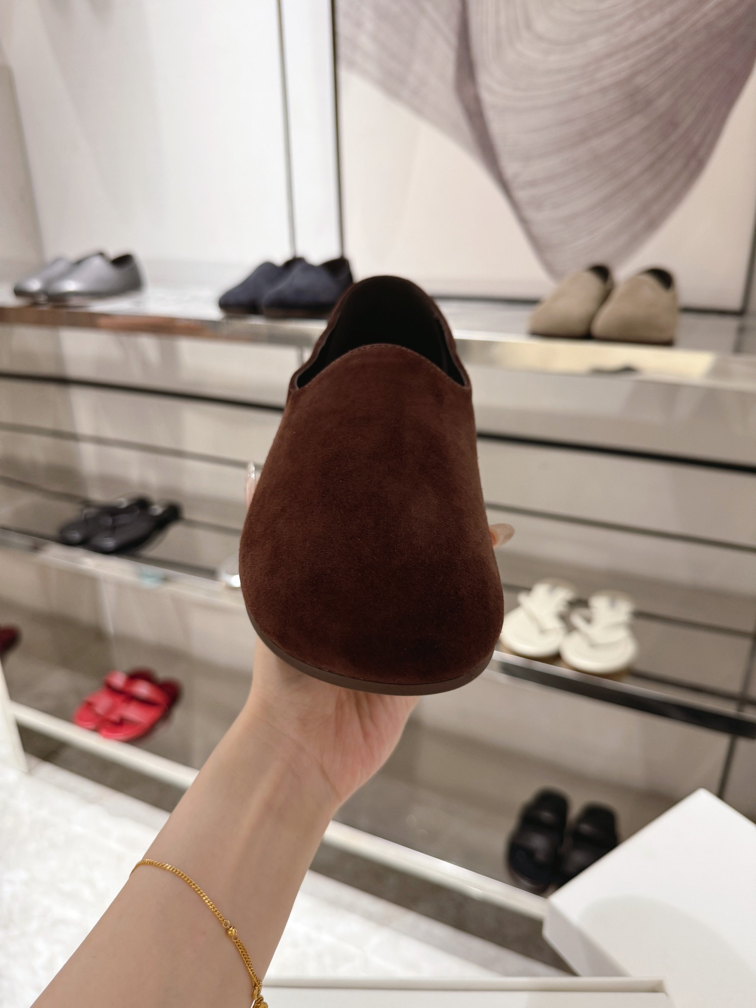 NO:245322,Hugh leather strapless slippers, made of grained calfskin, round toe, molded rubber sole. Goatskin Rubber sole Size 35-39 Size 40 No return or replacement Grid, loafers, cowhide, sheepskin19860909Hugh 皮革无带便鞋,采用粒面小牛皮制成,圆头,模压橡胶鞋底.  小山羊皮 橡胶鞋底 尺码35-39 40码不退不换 格,乐福鞋,loafers,cowhide,sheepskin,Women's Shoes