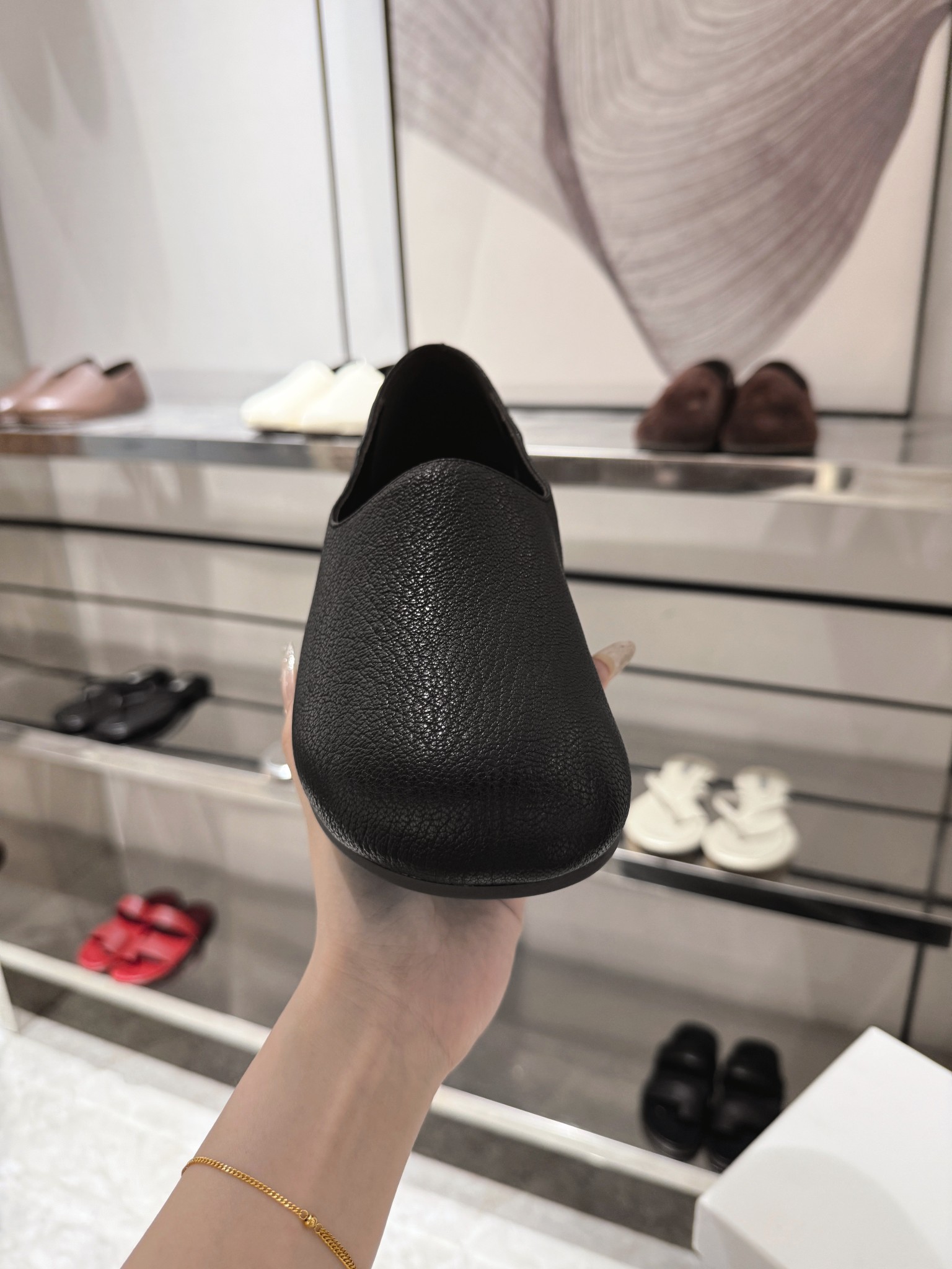 NO:245327,Hugh leather strapless slippers, made of grained calfskin, round toe, molded rubber sole. Goatskin Rubber sole Size 35-39 Size 40 No return or replacement Grid, loafers, cowhide, sheepskin19860909Hugh 皮革无带便鞋,采用粒面小牛皮制成,圆头,模压橡胶鞋底.  小山羊皮 橡胶鞋底 尺码35-39 40码不退不换 格,乐福鞋,loafers,cowhide,sheepskin,Women's Shoes