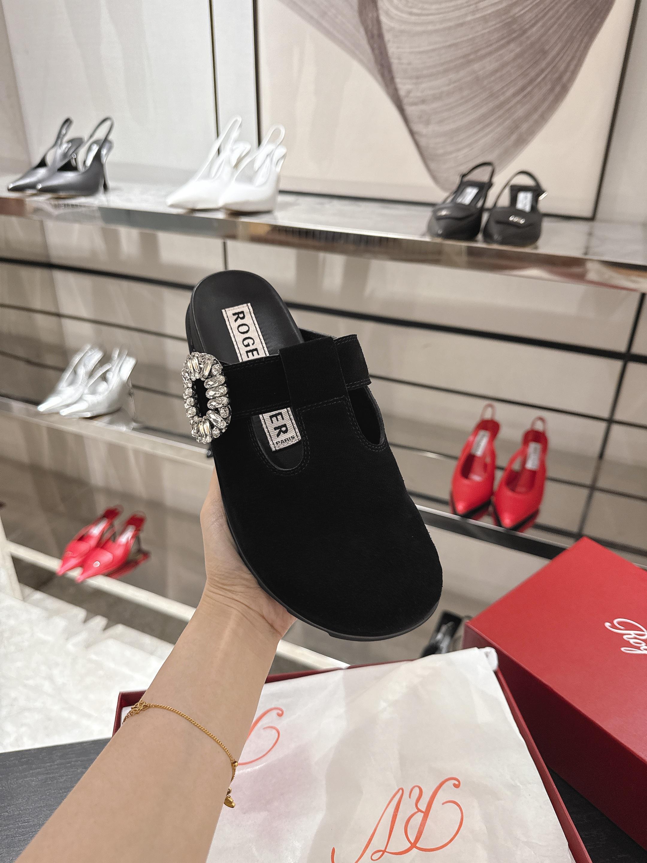 NO:630954,The Slidy Viv' series combines comfortable design with ladylike style, showing a sense of relaxation. This mules is made of suede leather, with a T-shaped buckle design, embellished with exquisite diamond-embellished buckles, and a serrated outsole that is stable and comfortable. Made of suede calfskin, diamond-embellished buckles, leather insole, rubber outsole, size 35-39, size 40, non-returnable, non-replaceable, adaptable to the summer season, recommended with casual wear, half drag, cowhide19860909Slidy Viv'系列糅合舒适设计和淑女风格,尽显松弛感.本款穆勒鞋以绒面皮革制成,T形扣带设计,点缀精致的闪钻饰扣,锯齿外底平稳舒适. 绒面小牛皮制成 闪钻饰扣 皮革内底 橡胶外底 尺码35-39 40码不退不换 格 适应季节夏季 推荐搭配休闲装,半拖,cowhide,Women's Shoes