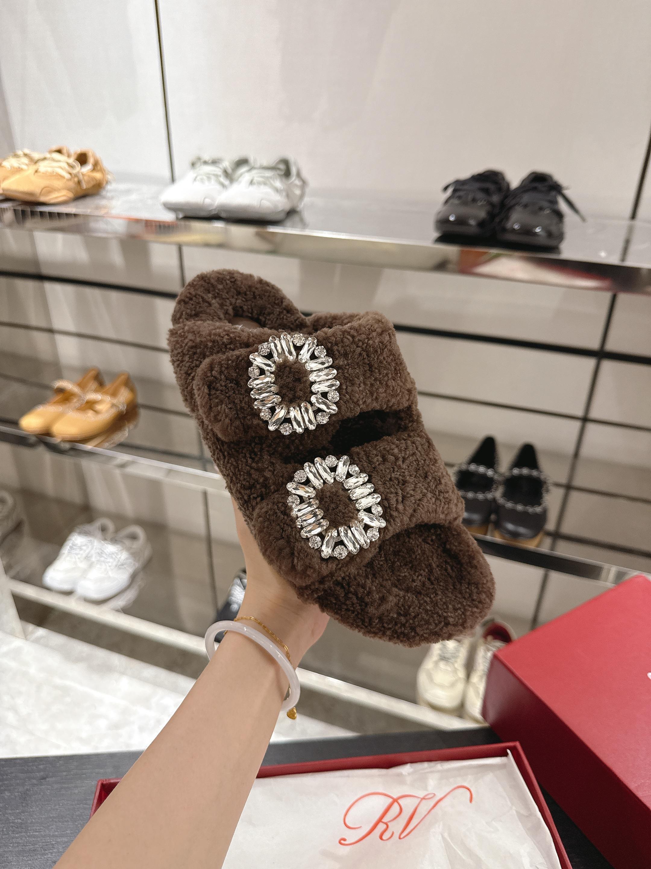 NO:630948,This Slidy Viv' slipper is made of wool. It is equipped with side diamond buckles, comfortable insoles and indented rubber soles. It is classic and elegant yet practical. Wool upper, diamond square buckle, round toe, comfortable insole, rubber sole. Size 35-40, size 40, non-refundable. Recommended for casual wear. Suitable for the season of early autumn, semi-slippers, slippers.19860909本款Slidy Viv' 拖鞋精选羊毛制成,搭配侧边闪钻饰扣、舒适内底以及带凹痕橡胶鞋底.经典优雅又不失实用性. 羊毛鞋面 闪钻方扣 圆形鞋头 舒适内底 橡胶鞋底 尺码35-40 40码不退不换 格. 推荐搭配休闲装 适应季节早秋,半拖毛毛鞋,slippers,Women's Shoes