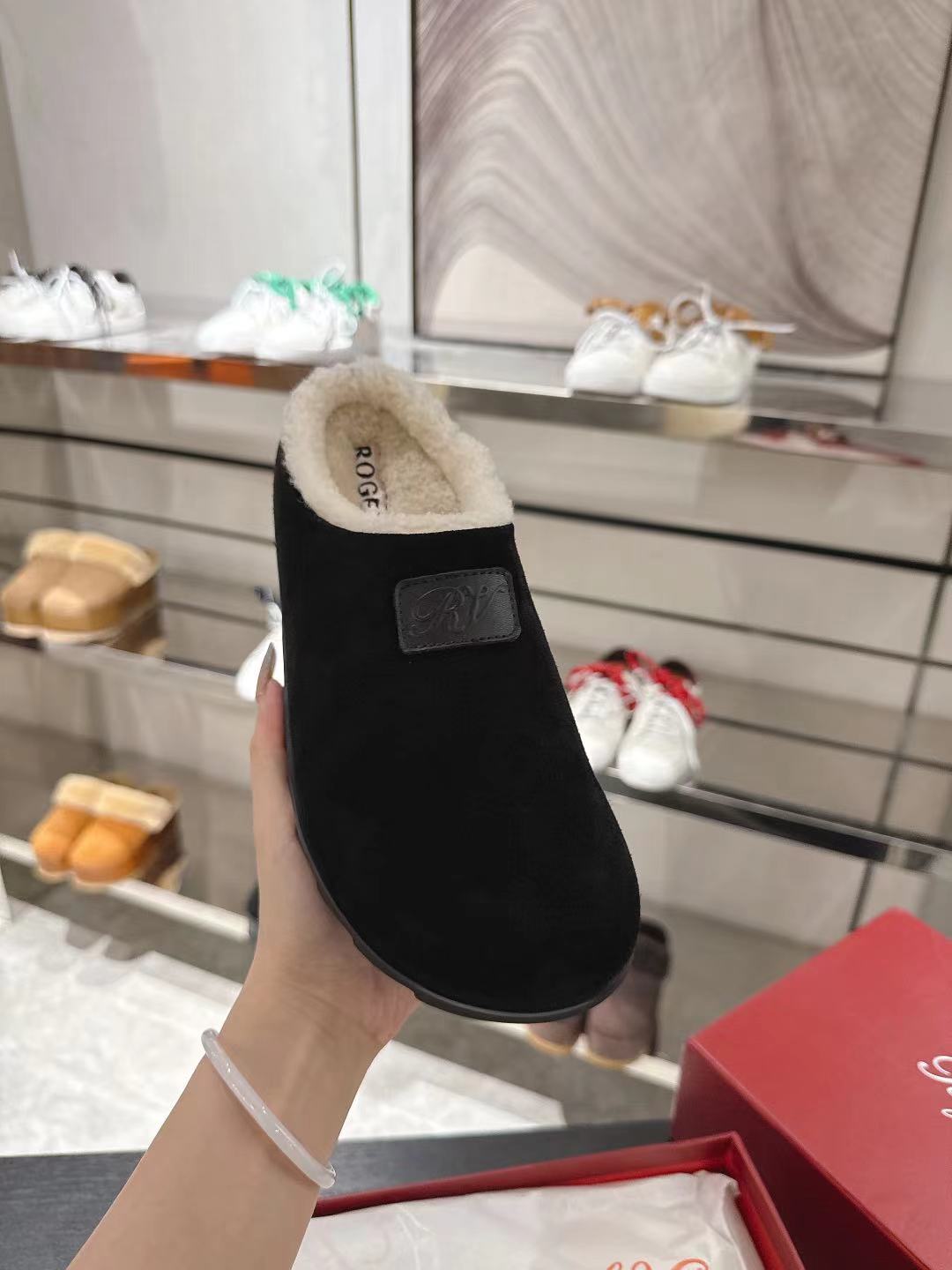 NO:630940,This Slidy Viv' slipper is made of wool, with an embossed label on the collar, a comfortable insole and a dimpled rubber sole. It is classic and elegant yet practical. Cow suede upper, wool lining, round toe, comfortable insole, rubber sole, size 35-40, non-returnable and non-exchangeable in size 40. Recommended for casual wear, suitable for the season of early autumn, semi-slippers, slippers19860909本款Slidy Viv' 拖鞋精选羊毛制成,搭配鞋口压纹商标、舒适内底以及带凹痕橡胶鞋底.经典优雅又不失实用性. 牛反绒鞋面 羊毛内里 圆形鞋头 舒适内底 橡胶鞋底 尺码35-40 40码不退不换 格. 推荐搭配休闲装 适应季节早秋,半拖毛毛鞋,slippers,Women's Shoes