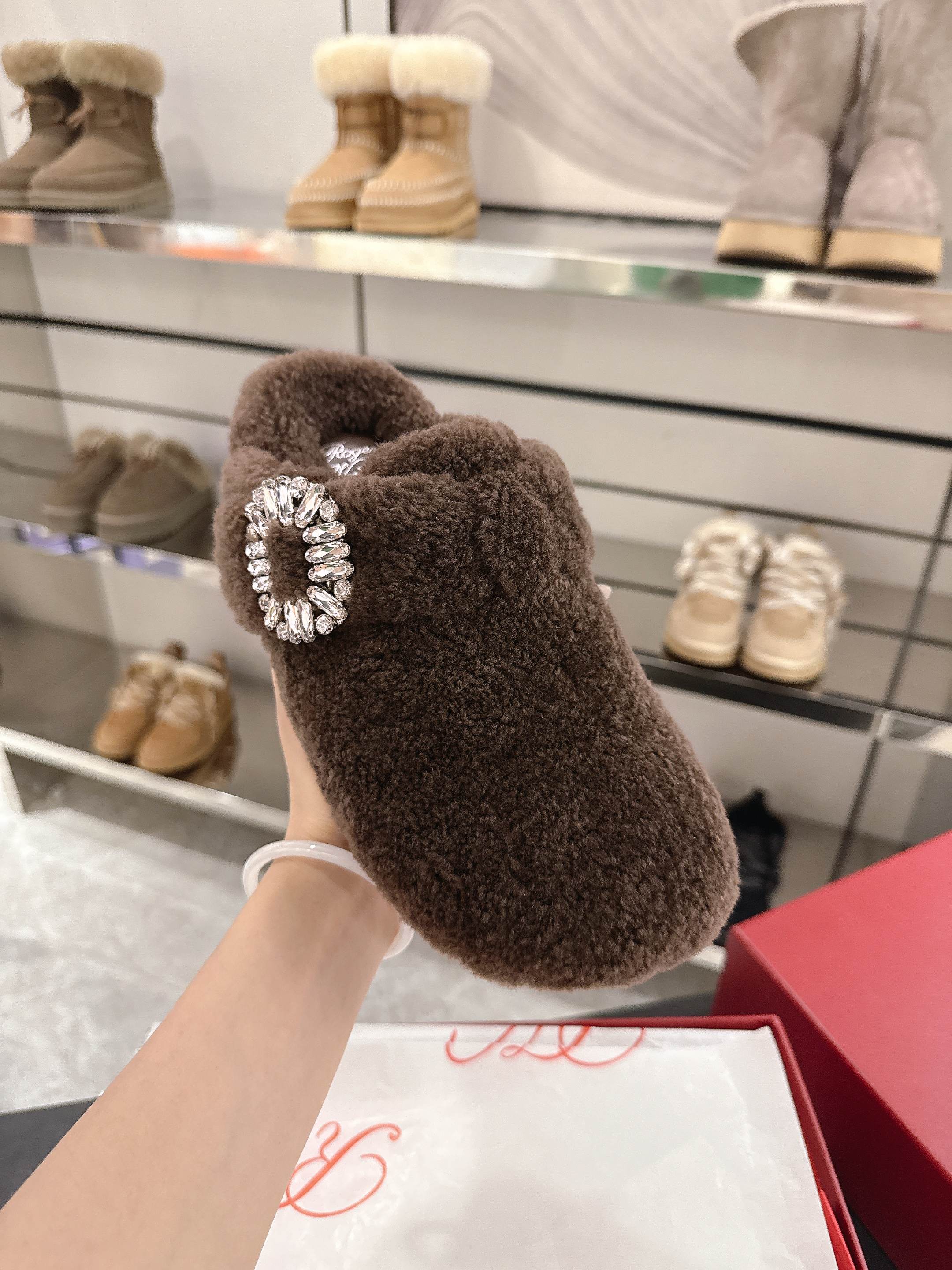 NO:630941,The Slidy Viv' series combines comfortable design with ladylike style, showing a sense of relaxation. This type of mules is made of fur-integrated material, with a T-shaped buckle design, embellished with exquisite diamond-embellished buckles, and a sawtooth outsole that is stable and comfortable. Fur-integrated fur-integrated diamond-embellished buckles, leather insole, rubber outsole, size 35-39, size 40, non-returnable, non-exchangeable, adaptable to the season and autumn, recommended with casual wear, semi-mooned fur shoes19860909Slidy Viv'系列糅合舒适设计和淑女风格,尽显松弛感.本款穆勒鞋以皮毛一体材料制成,T形扣带设计,点缀精致的闪钻饰扣,锯齿外底平稳舒适. 皮毛一体 闪钻饰扣 皮革内底 橡胶外底 尺码35-39 40码不退不换 格 适应季节秋季 推荐搭配休闲装,半拖毛毛鞋,Women's Shoes