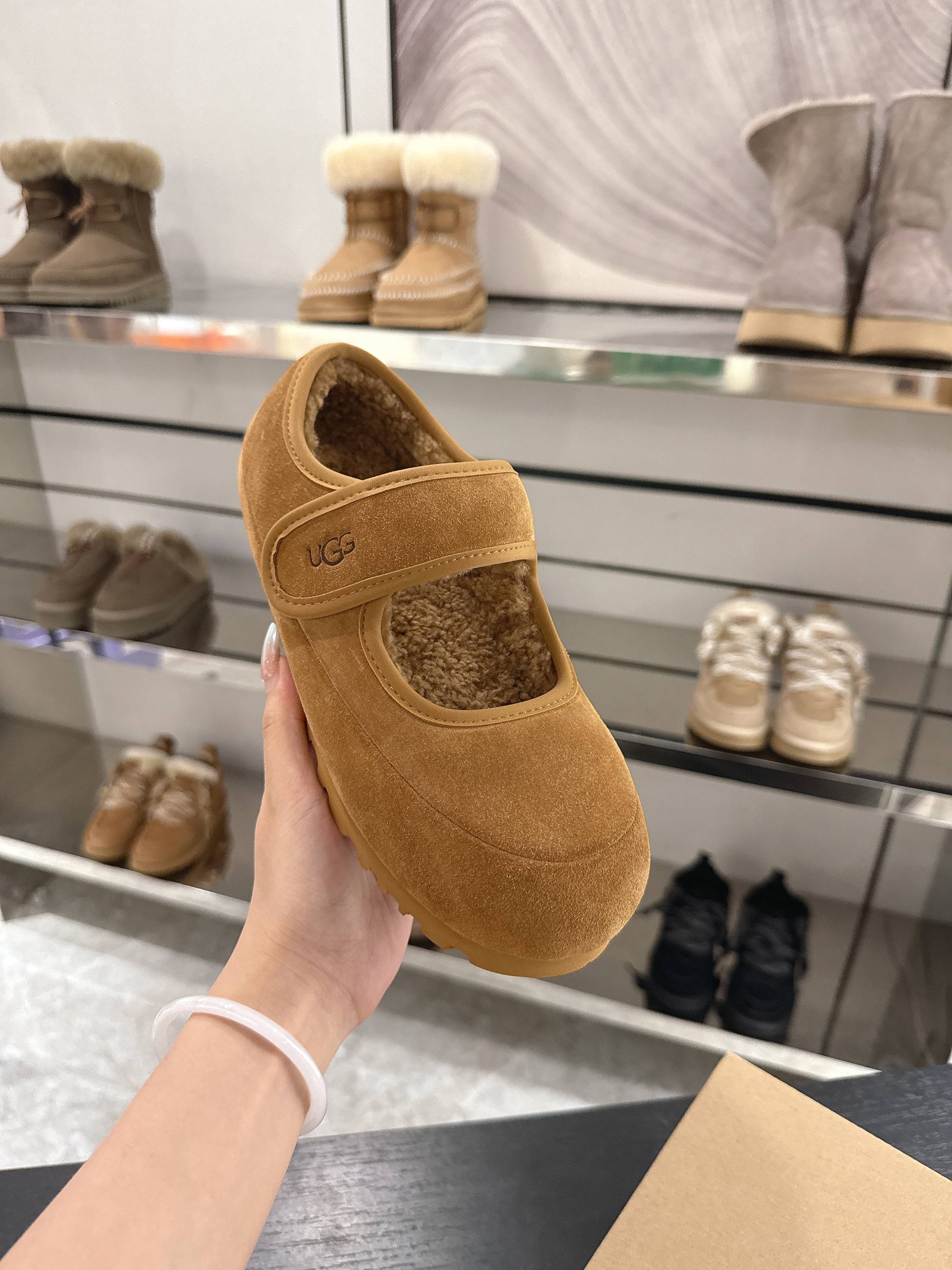 NO:630951,The popular fur-integrated Mary Jane shoes are now on sale. The original last shape fits the foot. The fabric is available in cow suede and wool for customers to choose. The natural fabric keeps the shoes warm and breathable in this season. It is paired with a lightweight outsole, which greatly reduces the weight of the shoes and ensures that customers can walk lightly. Wool on the face & cow suede, wool on the lining, wool on the feet, lightweight foam sole, sizes 35-39, size 40, non-refundable, non-exchangeable.  Adapt to the season autumn and winter. Recommended for daily use, commuting, furry shoes Mary Jane, mary jane19860909风靡土澳的皮毛一体玛丽珍鞋开售,原版楦型贴合脚面,面料上提供了牛反绒与羊毛供客人选择,天然的面料让鞋子在这个季节保暖且透气,搭配轻质大底,大大减轻了鞋子的重量,保证让客人的步履轻盈. 面皮羊毛＆牛反绒 内里羊毛 垫脚羊毛 大底轻质发泡底 尺码35-39 40码不退不换 格 适应季节秋冬 推荐搭配日常,通勤,毛毛鞋玛丽珍,mary jane,Women's Shoes