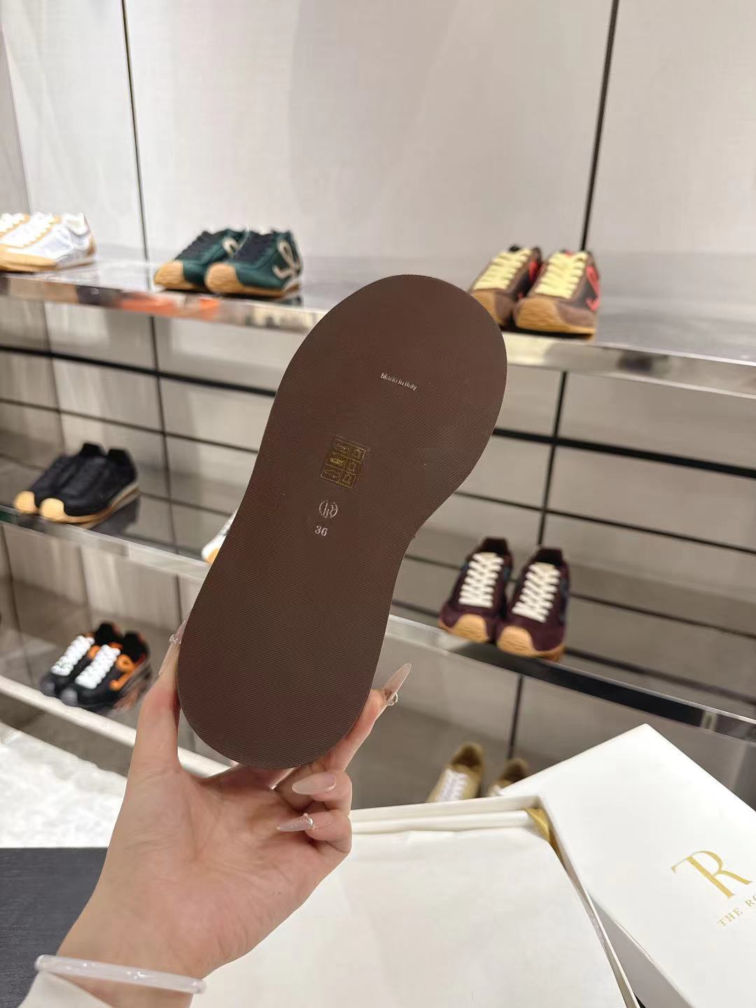 Unknown THE ROW 全掌船靴，2026早春最新欧风烟筒船靴。脚面双中空设计