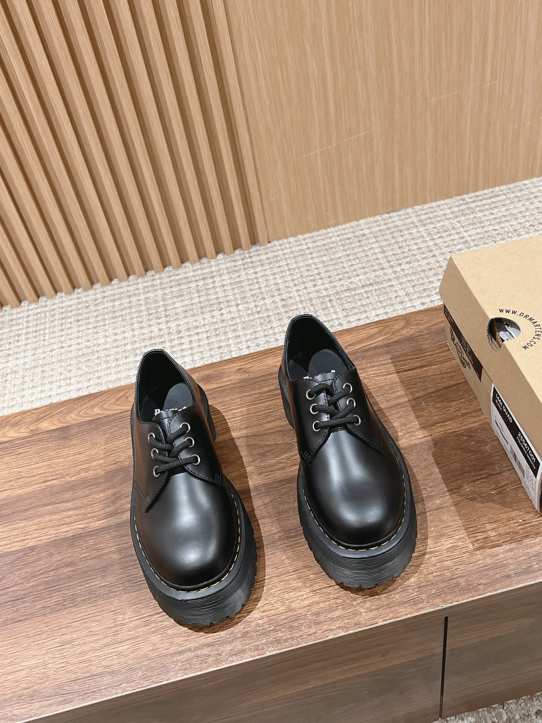 “Dr. Martens Classic Loafing Shoes: Fashionable and High-Quality Street Style”