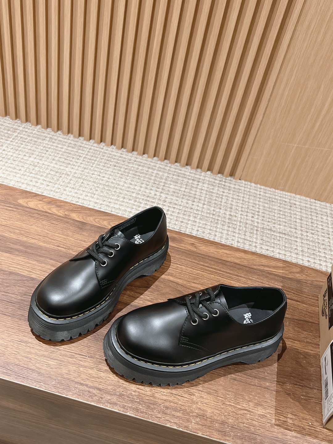 “Dr. Martens Classic Loafing Shoes: Fashionable and High-Quality Street Style” - 图片 2