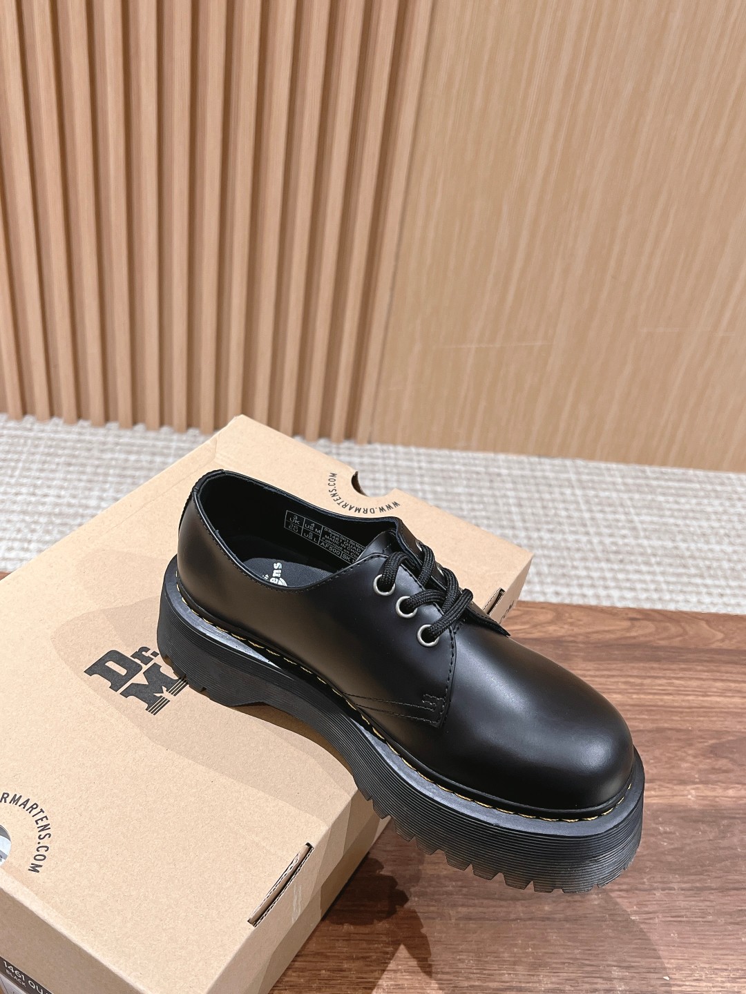 “Dr. Martens Classic Loafing Shoes: Fashionable and High-Quality Street Style” - 图片 3