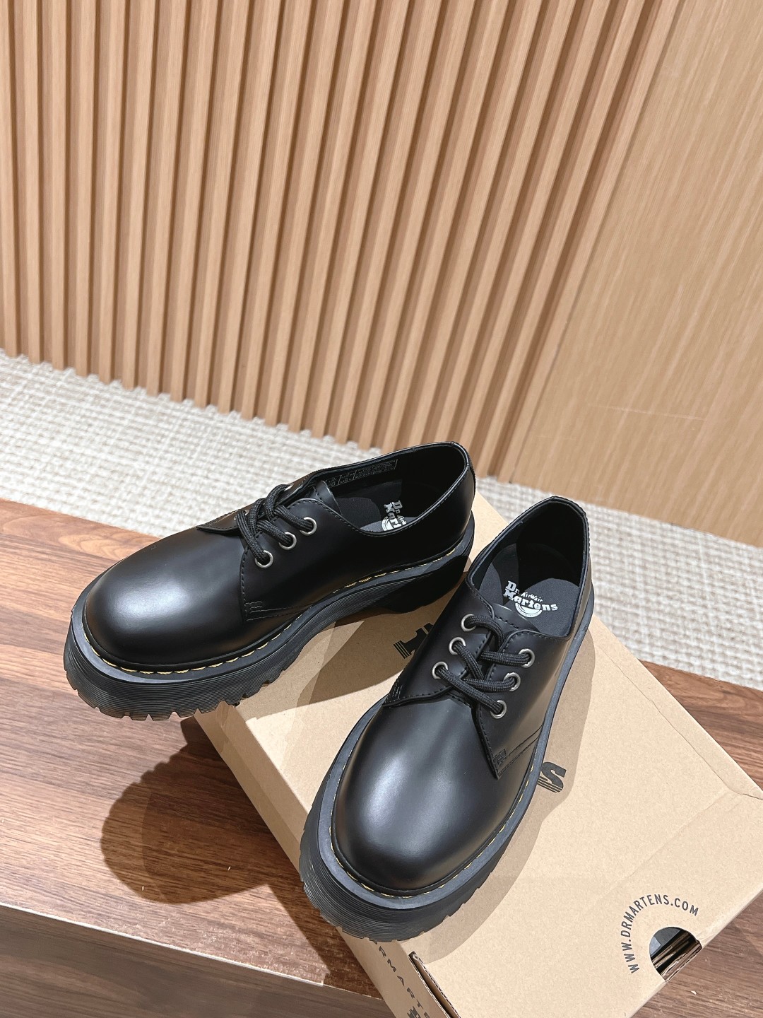 “Dr. Martens Classic Loafing Shoes: Fashionable and High-Quality Street Style” - 图片 4