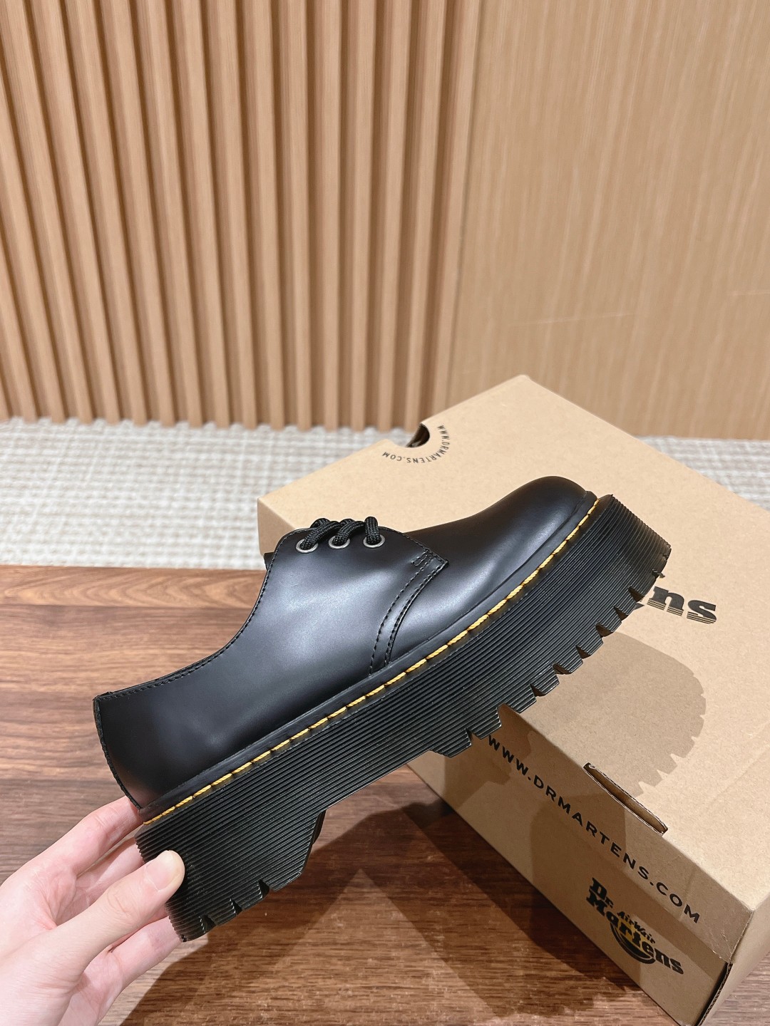 “Dr. Martens Classic Loafing Shoes: Fashionable and High-Quality Street Style” - 图片 5