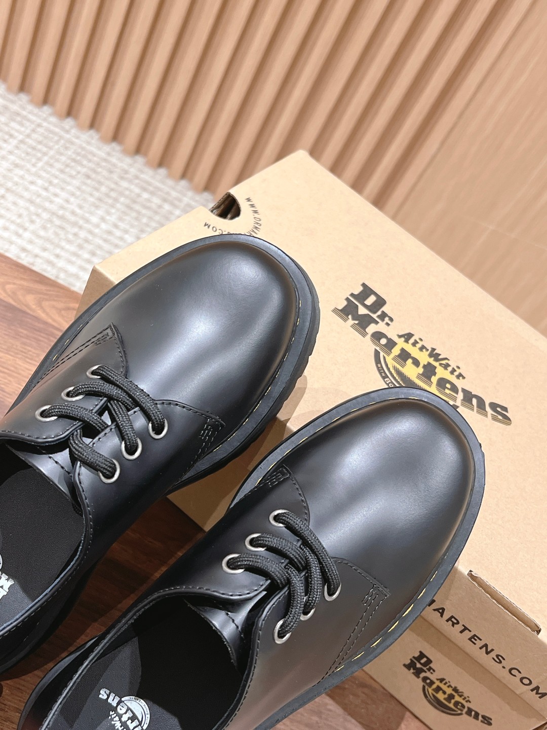 “Dr. Martens Classic Loafing Shoes: Fashionable and High-Quality Street Style” - 图片 6