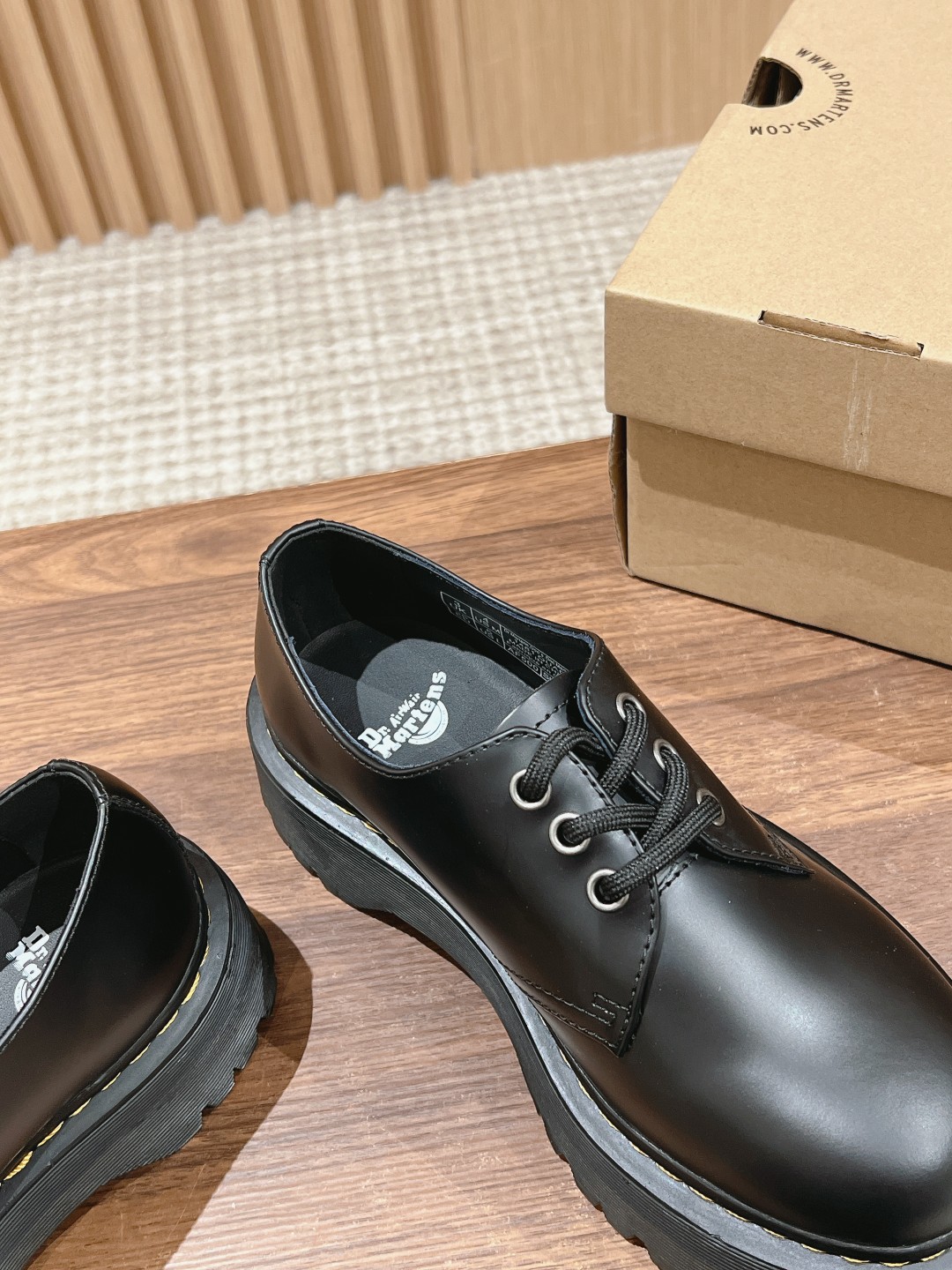 “Dr. Martens Classic Loafing Shoes: Fashionable and High-Quality Street Style” - 图片 7