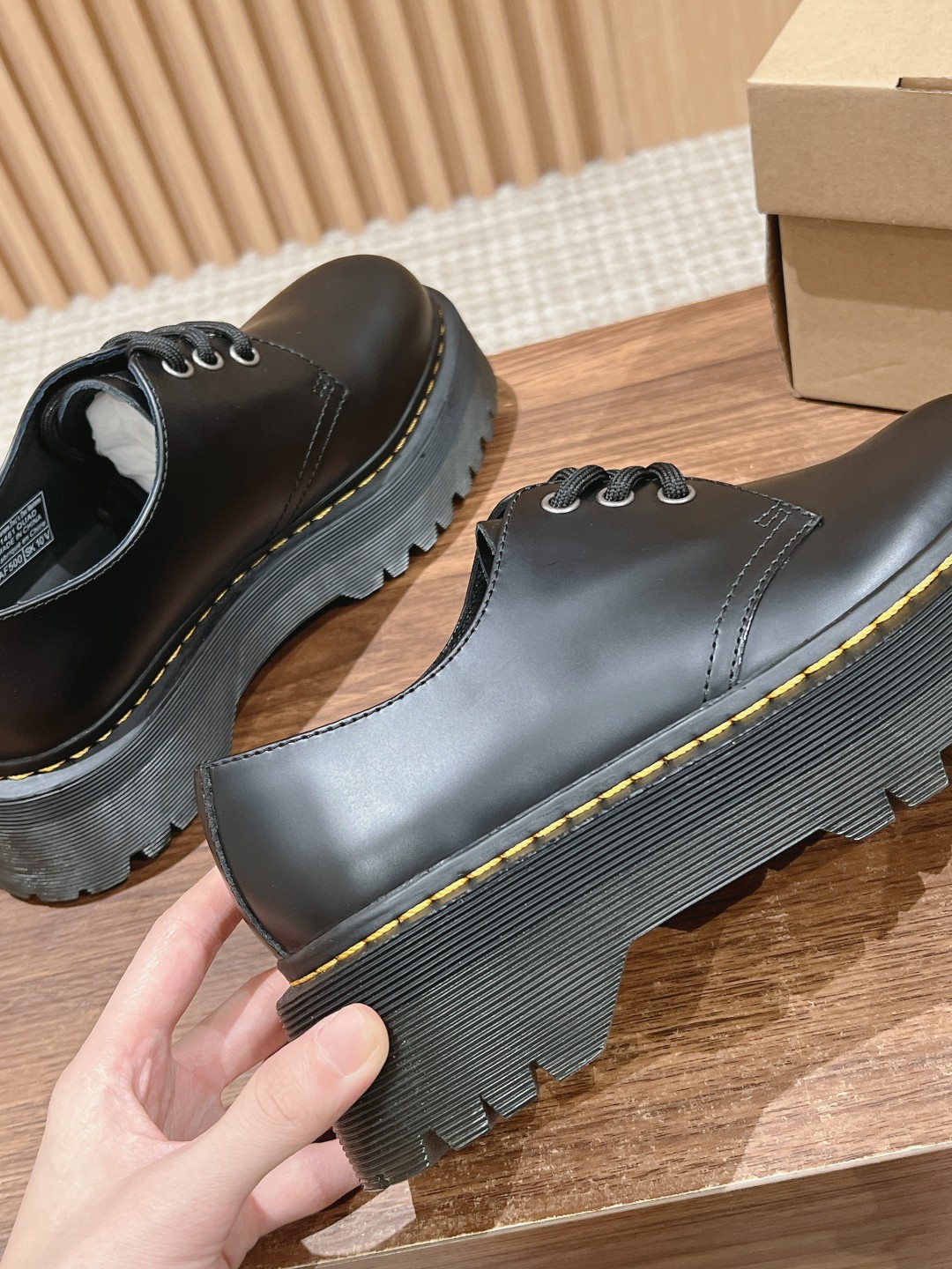 “Dr. Martens Classic Loafing Shoes: Fashionable and High-Quality Street Style” - 图片 8