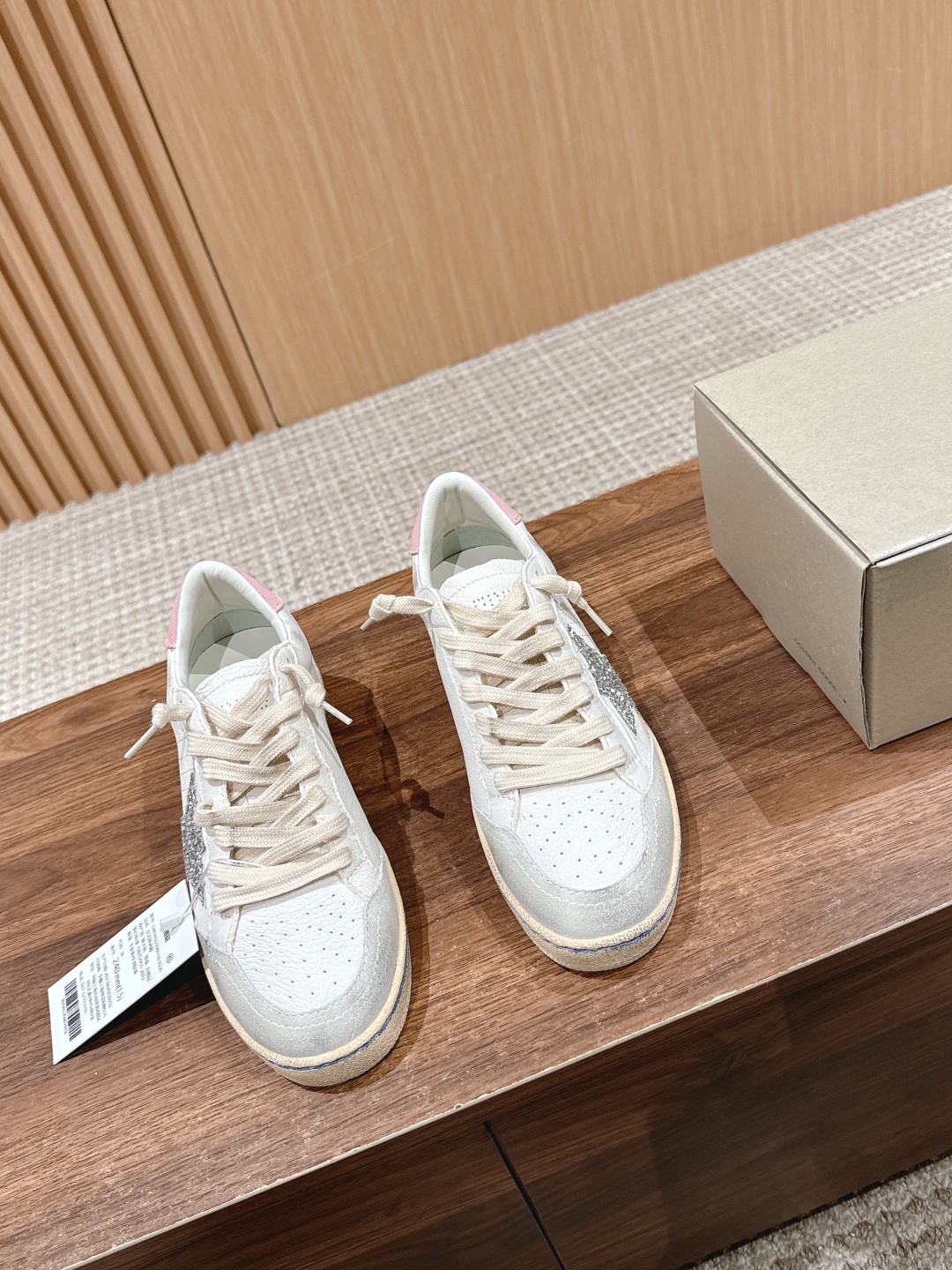 NO:263449,#Female models | Golden Goose Deluxe Brand ggdb classic small dirty shoes~~ To the point of being popular, white shoes, and various small dirty shoes are worn!  Celebrity private server demonstration × It’s so versatile!  No need to worry about washing shoes anymore!  The best white shoes to wear, the last is the same as the original one. The round and flat toe is very formal, not bloated and delicate. The original custom cowhide (the essence of old making) inner towel   cowhide foot pad The original mold opening 3.5cm high-enhancing latex insole irregularly polished to make the torn upper, and even the soles are polished and worn. SIZE35-39 (40 custom made without return or exchange), casual shoes/sneakers, sneakers, cowhide19860909#限女款  ｜Golden Goose Deluxe Brand ggdb经典小脏鞋~~火红程度上怼小白鞋,下踩各类小脏鞋！明星私服上脚示范 ×就是这么百搭 ！再也不用担心洗鞋的问题啦！ 最好穿的小白鞋,楦型和原版无差了,圆扁的鞋头修的非常正,不臃肿很秀气 鞋面原版定制牛皮（做旧精髓所在） 内里毛巾 牛皮垫脚 原版开模3.5cm内增高乳胶鞋垫 不规则手工打磨做破鞋面,就连鞋底也是打磨做旧的 SIZE35-39（40定做不退换）,休闲鞋/运动鞋,sneakers,cowhide,Women's Shoes